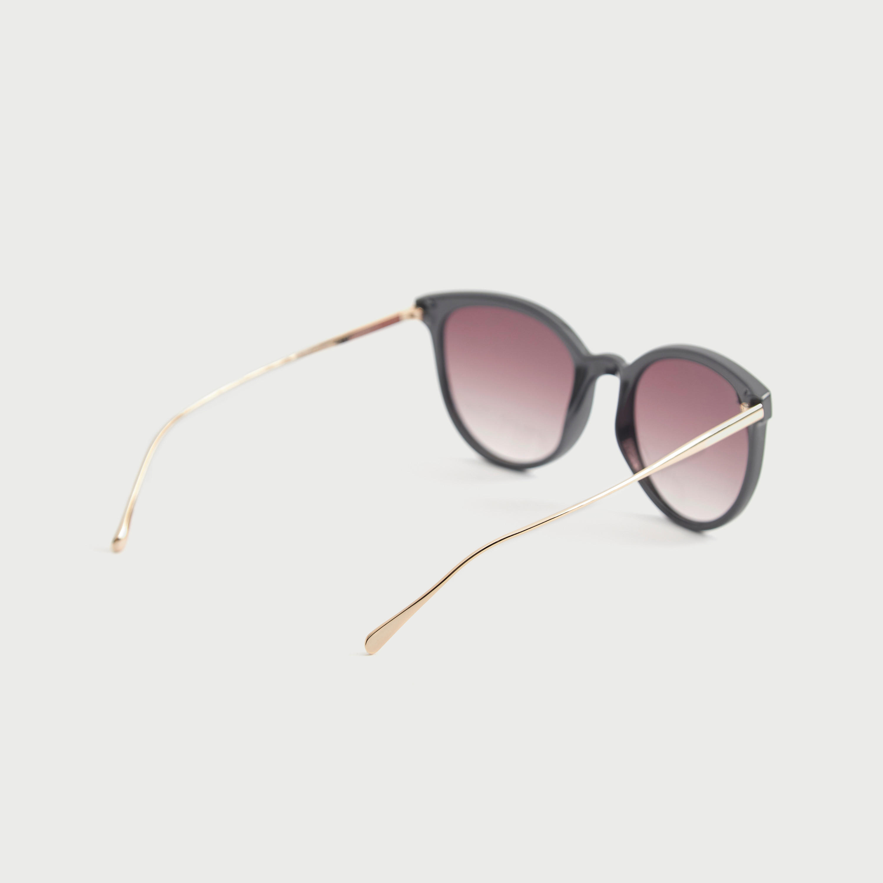 نظارة شمسية بعدسات ملونة وإطار كامل ووسادات أنف من أوكيالي-men-sunglasses-image-4