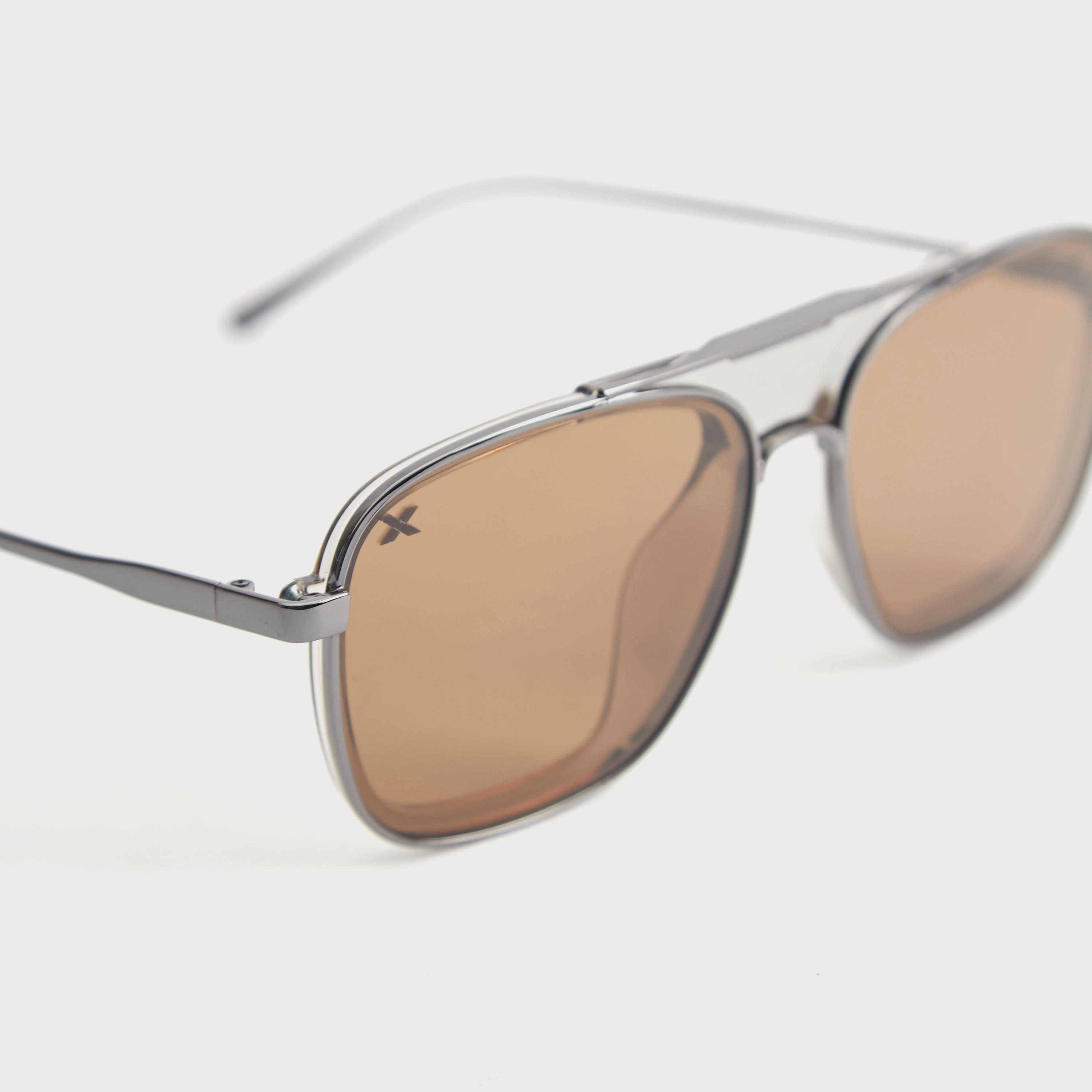 نظارة شمسية بعدسات ملونة وإطار كامل ووسادات أنف من أوكيالي-men-sunglasses-image-3