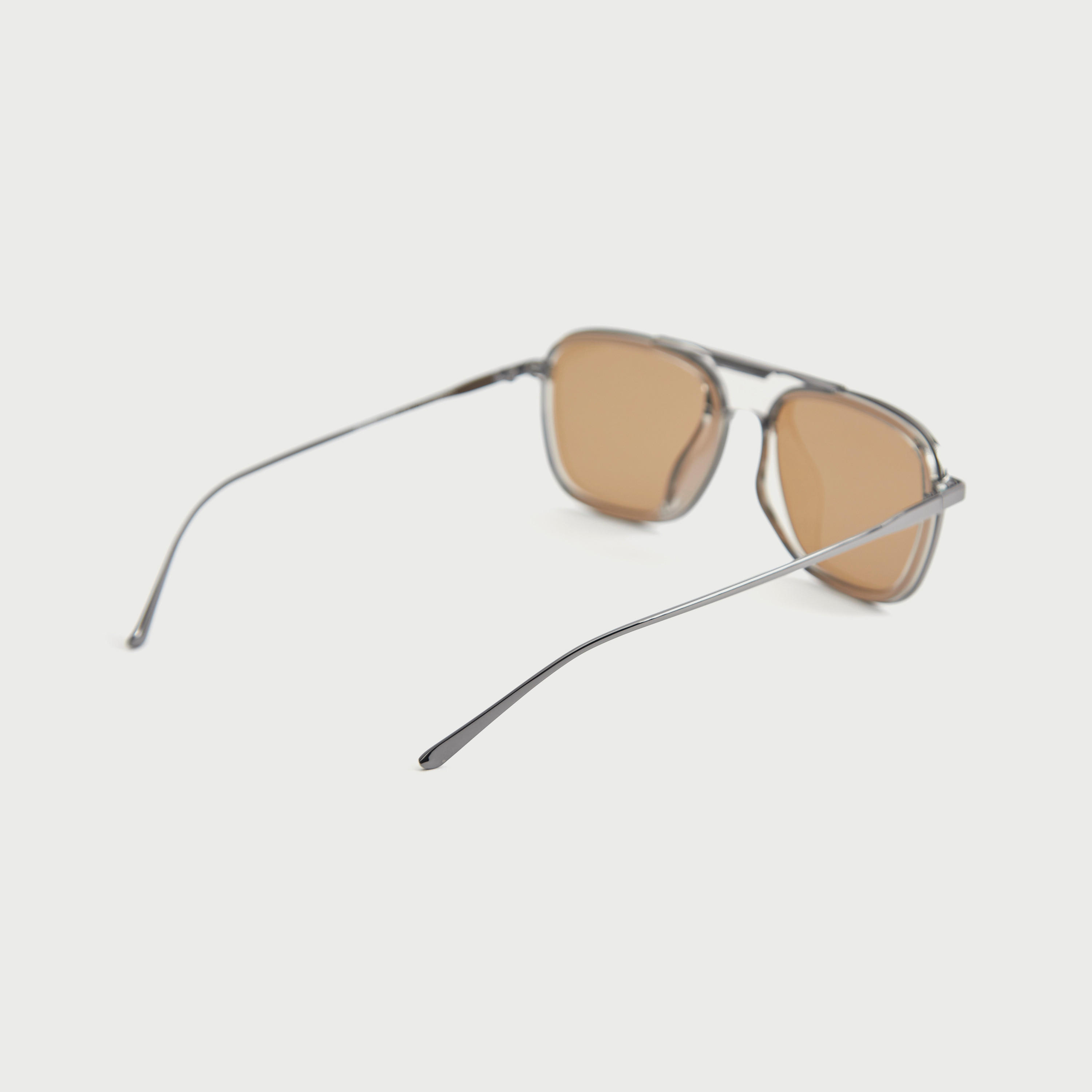نظارة شمسية بعدسات ملونة وإطار كامل ووسادات أنف من أوكيالي-men-sunglasses-image-4