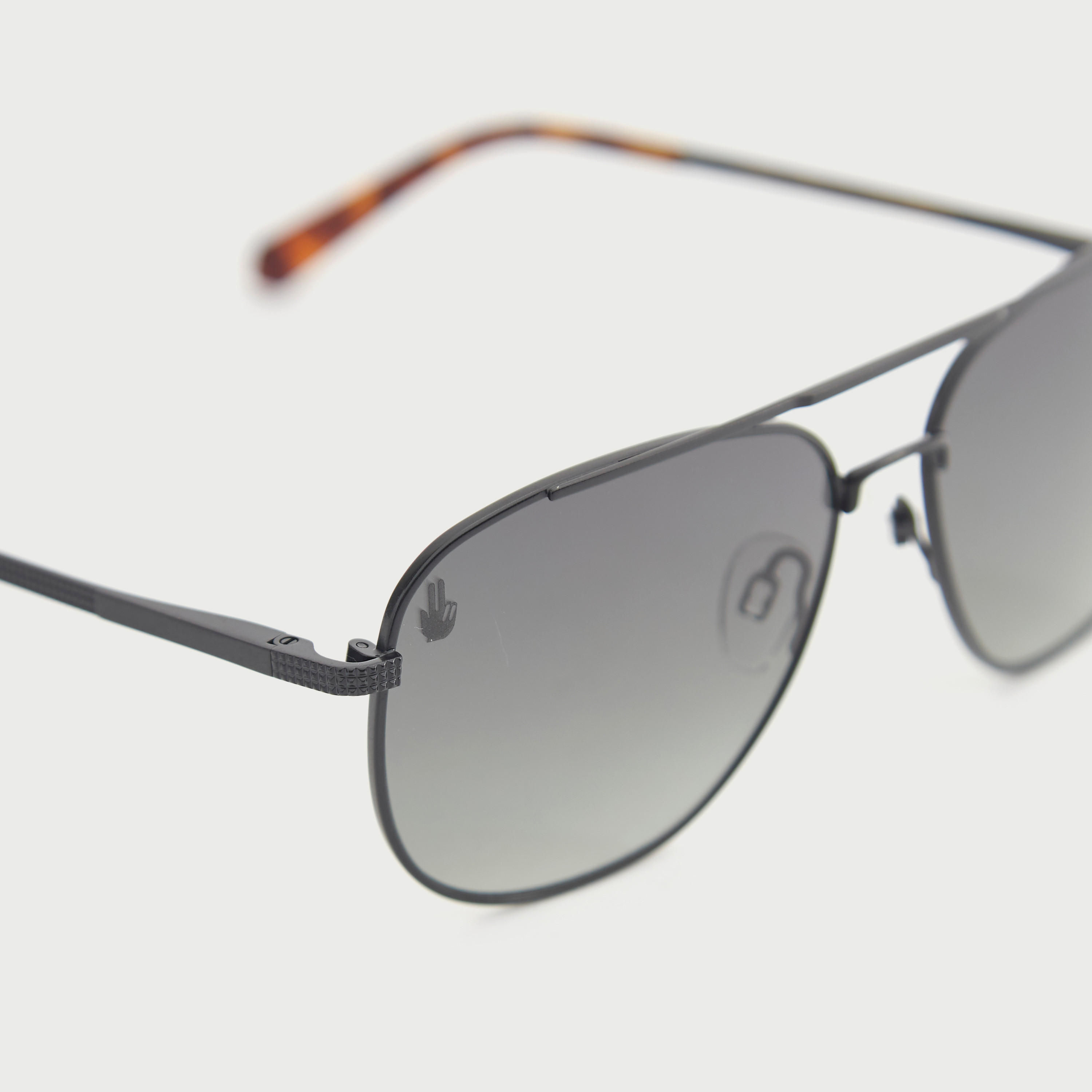 نظارة شمسية بعدسات ملونة وإطار كامل ووسادات أنف من أوكيالي-men-sunglasses-image-3