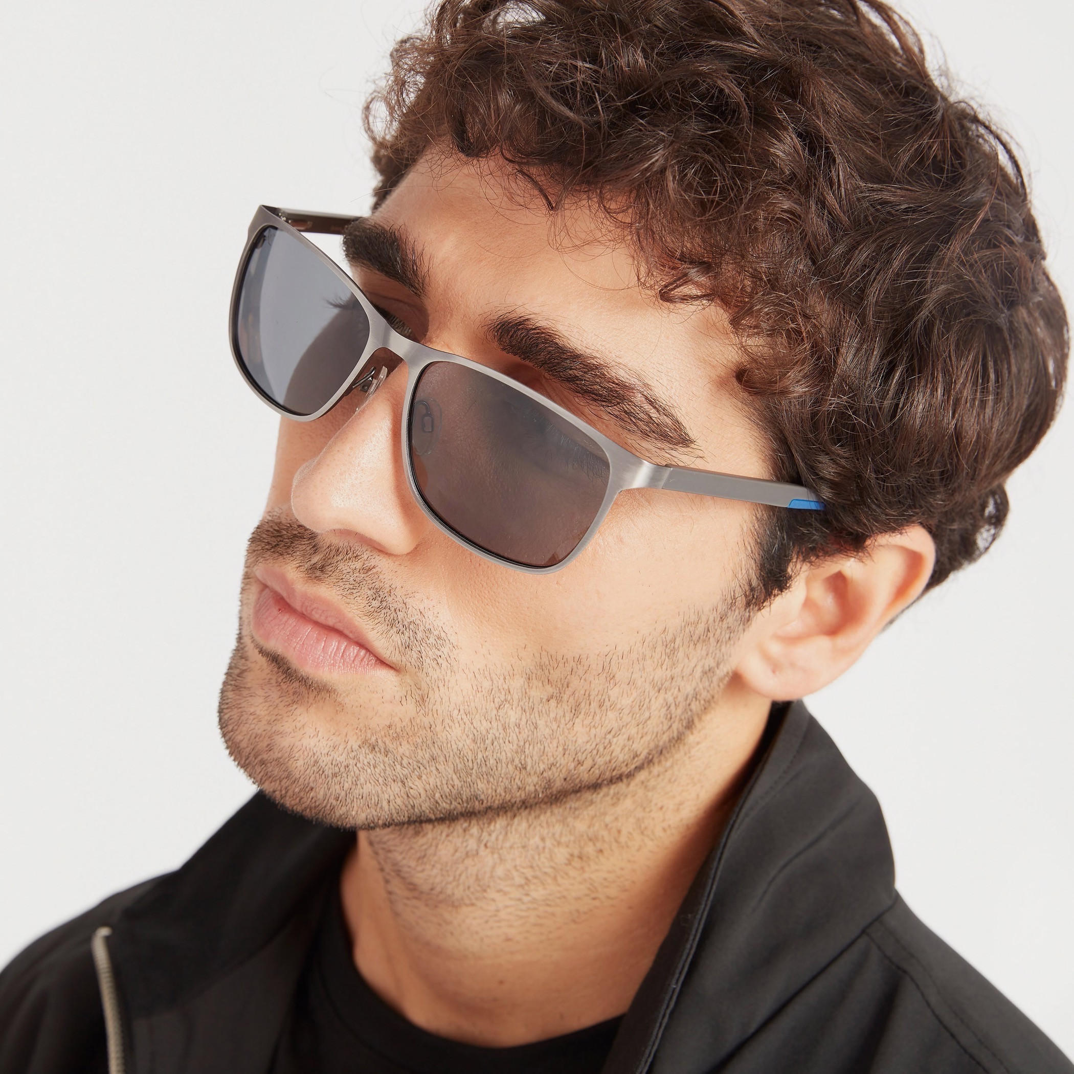 نظارة شمسية بعدسات ملونة وإطار كامل ووسادات أنف من أوكيالي-men-sunglasses-image-2