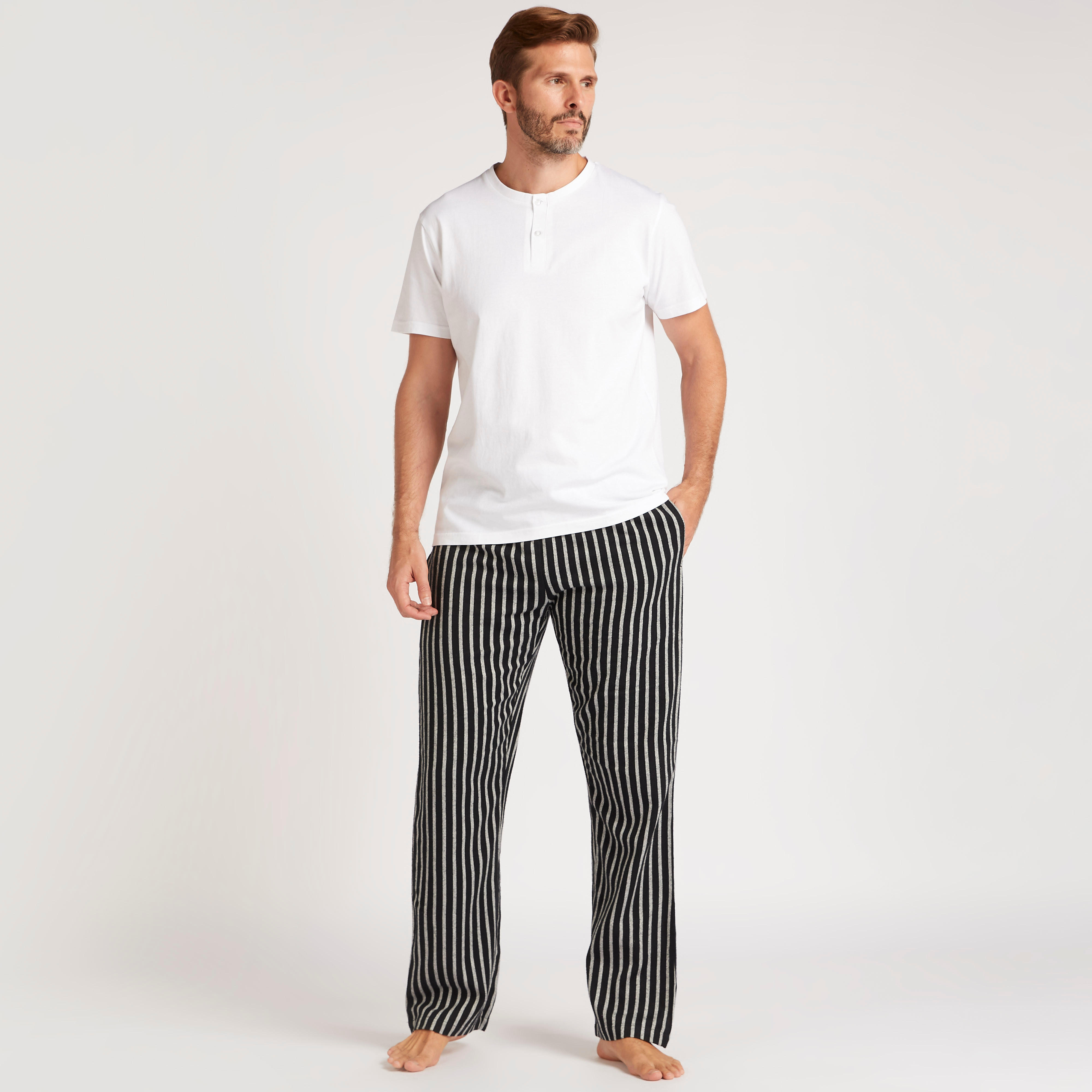 طقم بنطلون بيجاما مقلّم وتيشيرت سادة بأكمام قصيرة-men-clothing-nightwear-sets-image-1