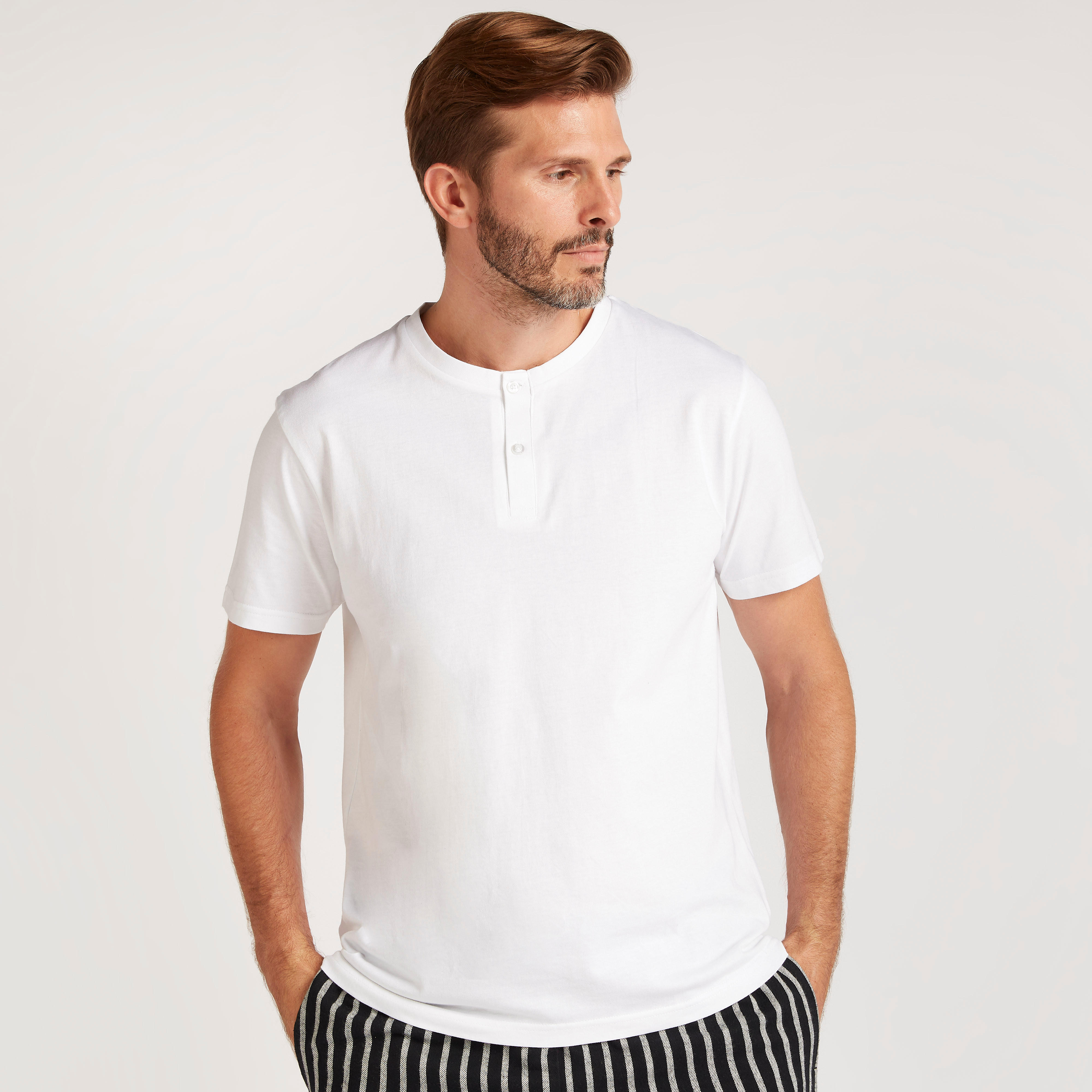 طقم بنطلون بيجاما مقلّم وتيشيرت سادة بأكمام قصيرة-men-clothing-nightwear-sets-image-2