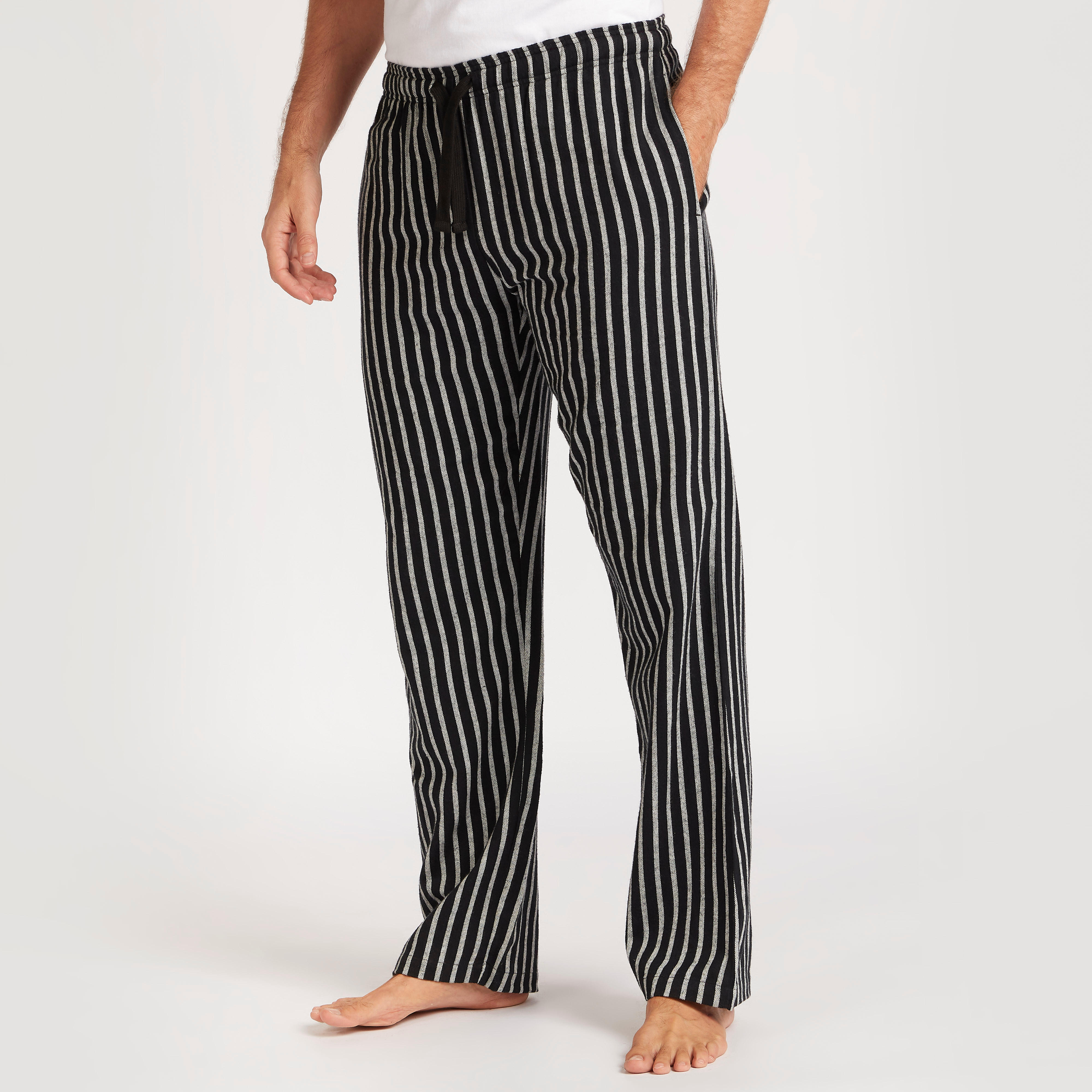 طقم بنطلون بيجاما مقلّم وتيشيرت سادة بأكمام قصيرة-men-clothing-nightwear-sets-image-3