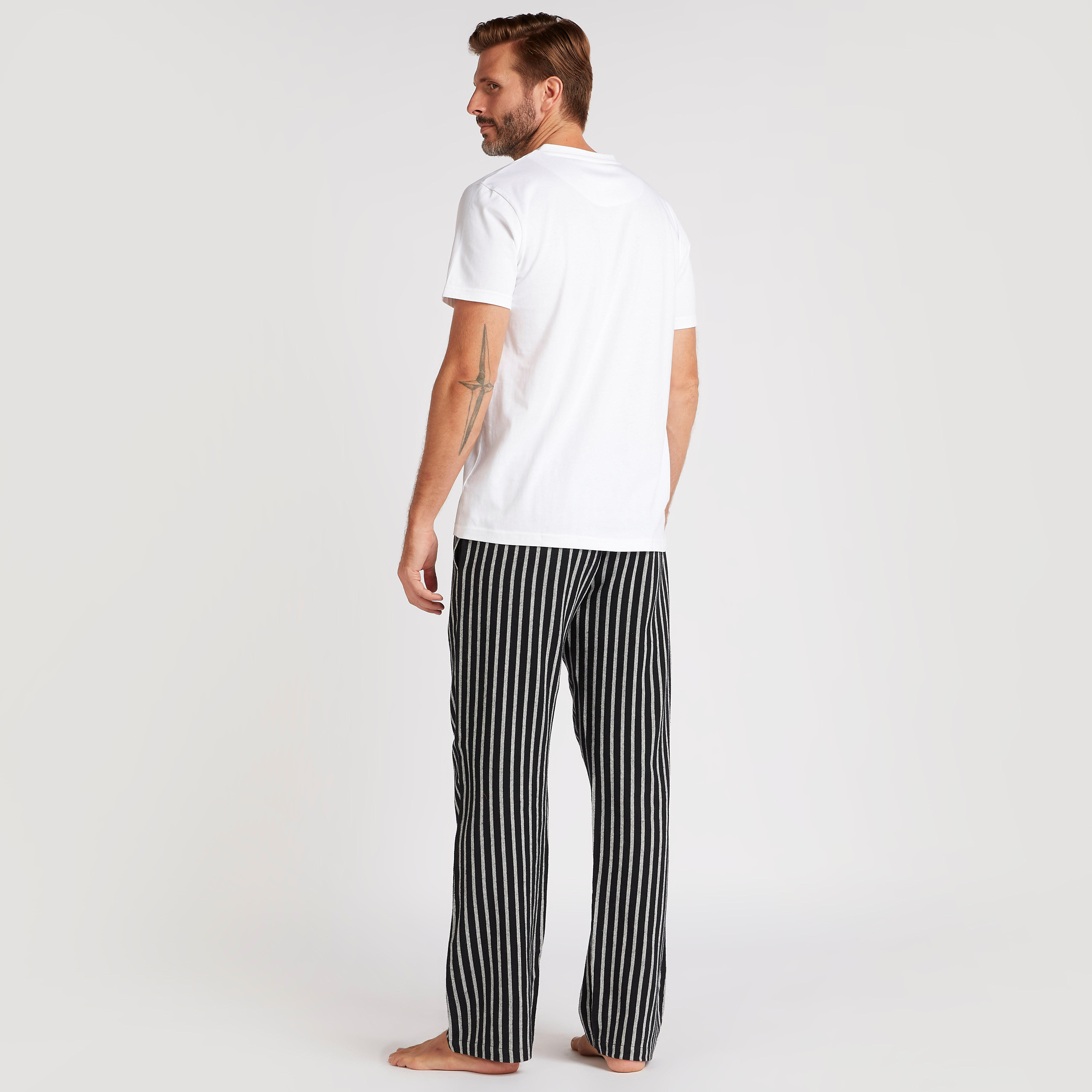 طقم بنطلون بيجاما مقلّم وتيشيرت سادة بأكمام قصيرة-men-clothing-nightwear-sets-image-4