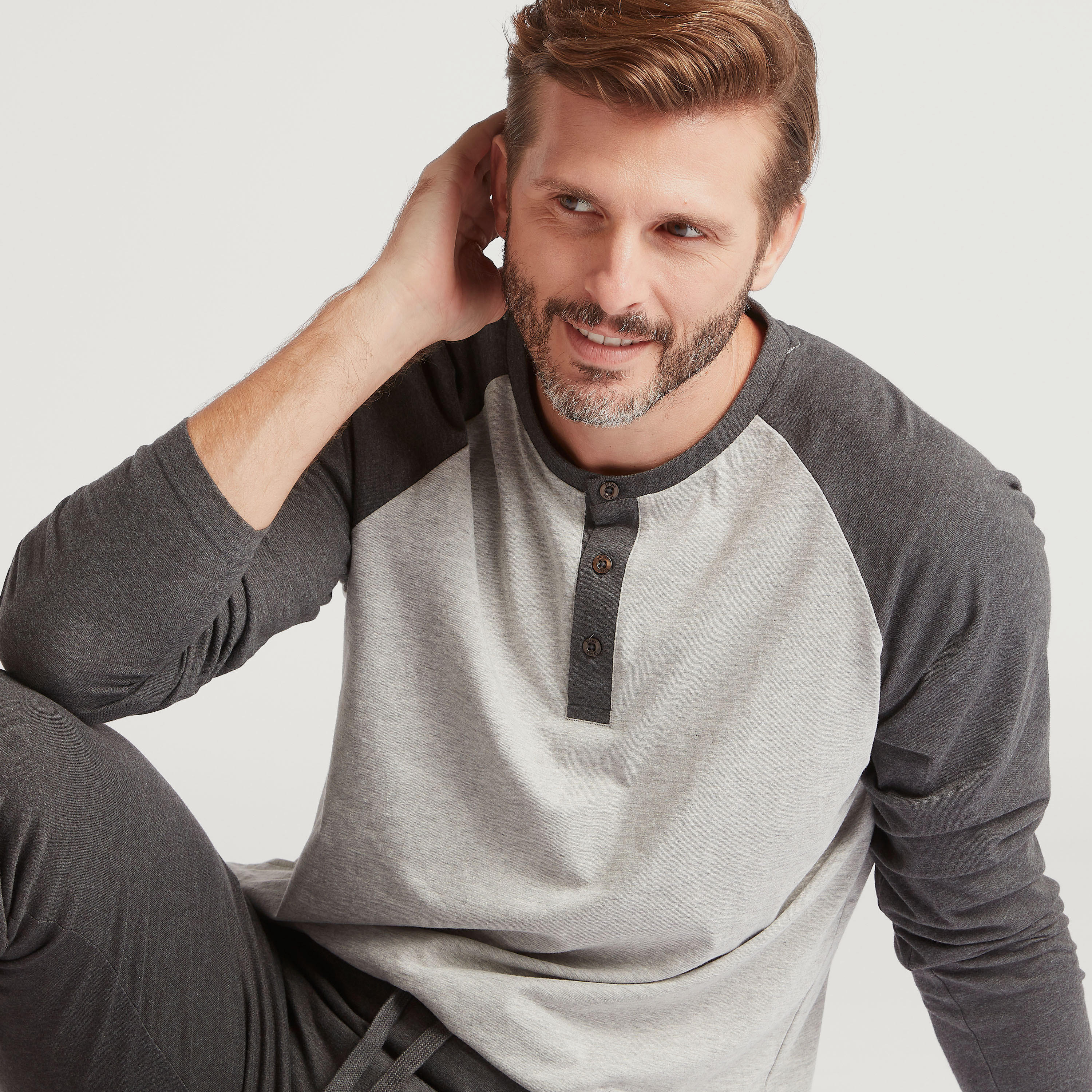 طقم بنطلون بيجاما وتيشيرت سادة بياقة هينلي-men-clothing-nightwear-sets-image-1