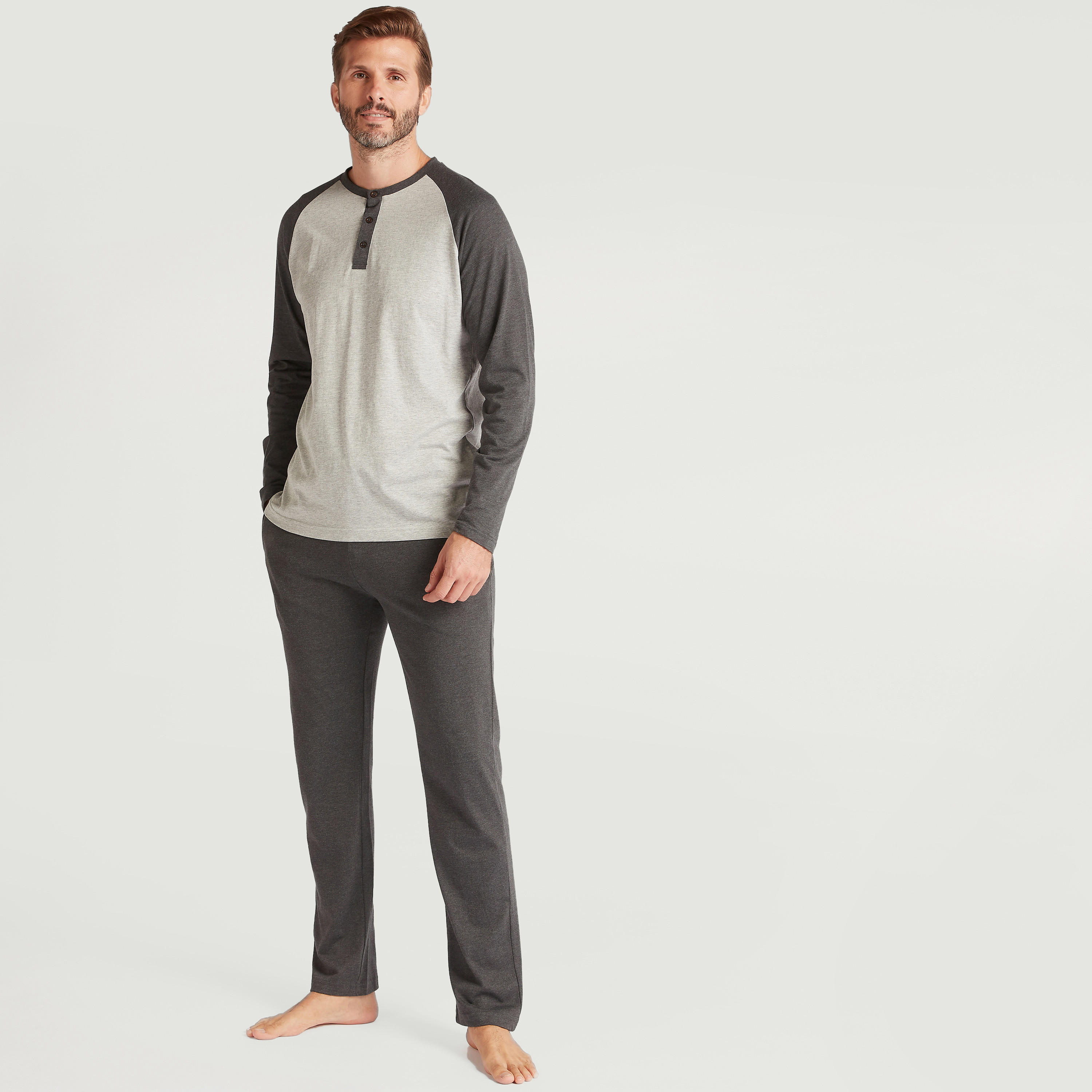 طقم بنطلون بيجاما وتيشيرت سادة بياقة هينلي-men-clothing-nightwear-sets-image-2