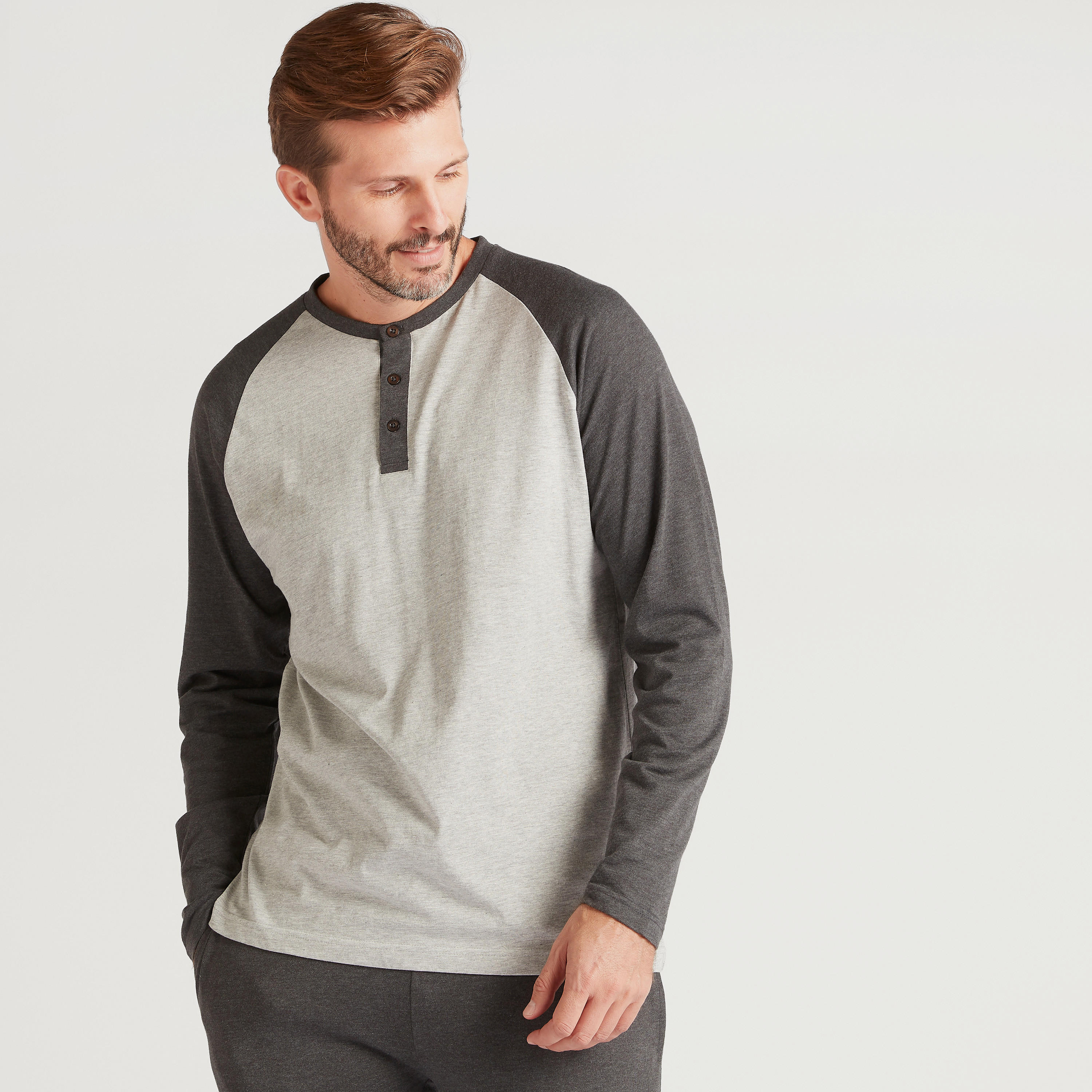 طقم بنطلون بيجاما وتيشيرت سادة بياقة هينلي-men-clothing-nightwear-sets-image-3