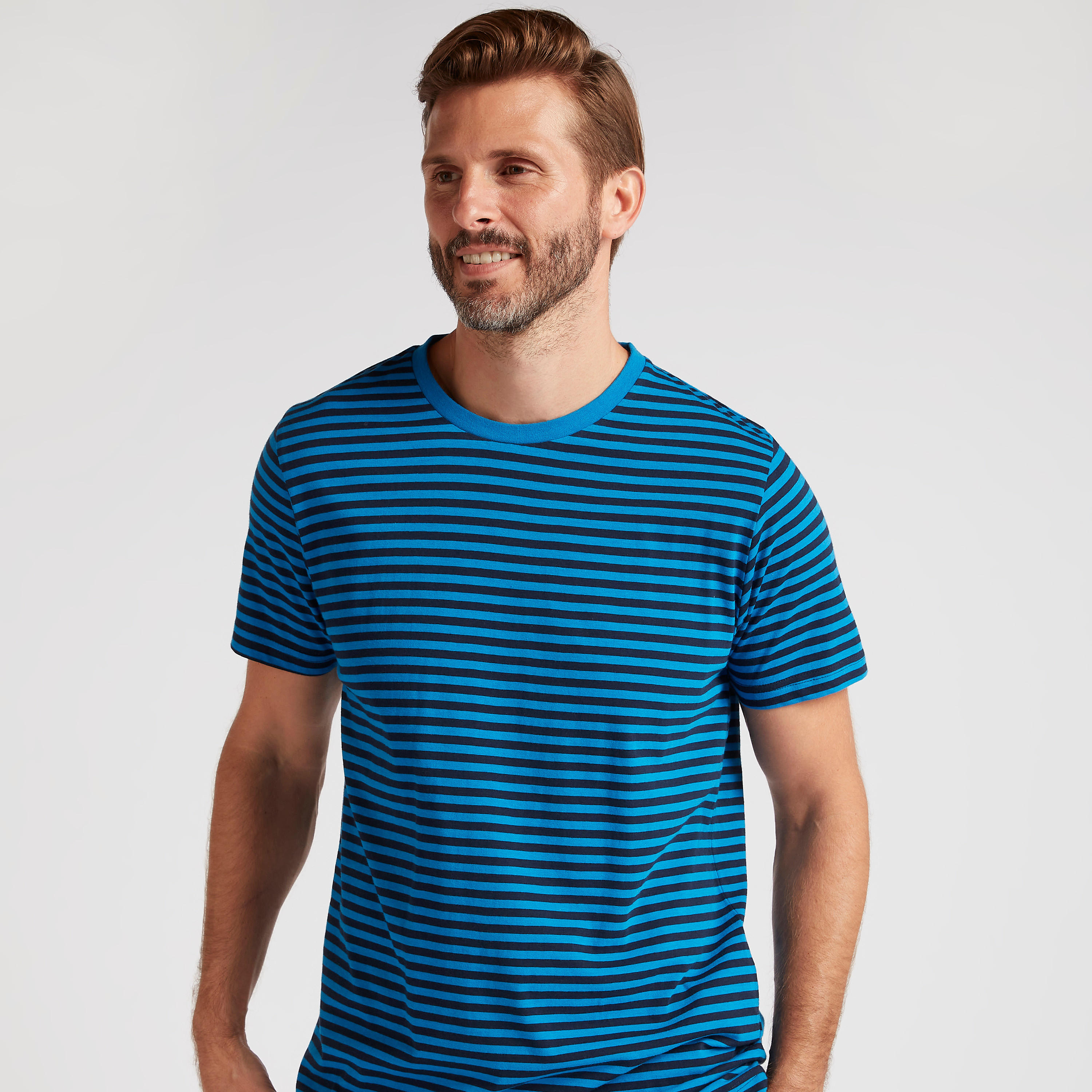 طقم بنطلون بيجاما وتيشيرت مخطّط بياقة ضيقة-men-clothing-nightwear-sets-image-2