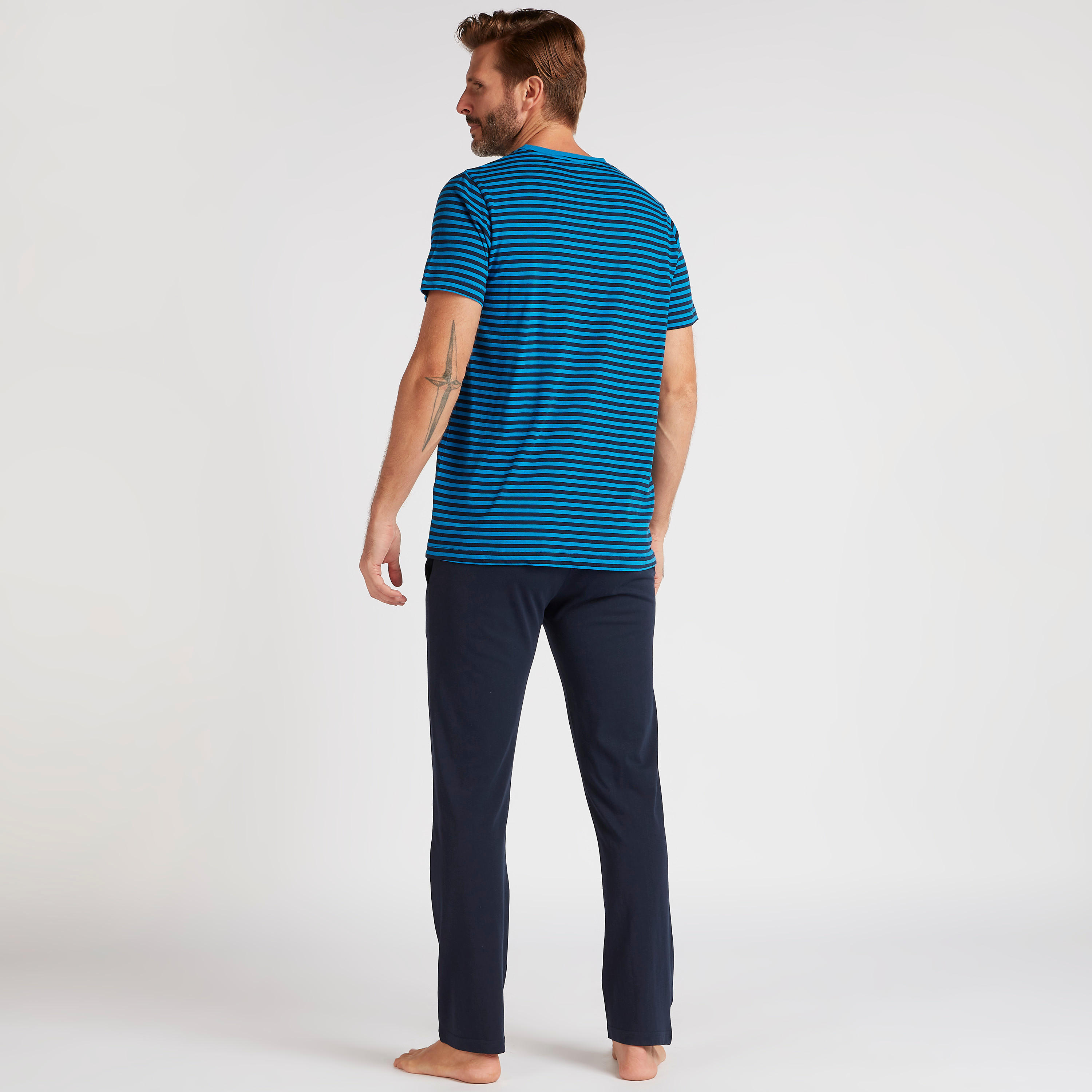 طقم بنطلون بيجاما وتيشيرت مخطّط بياقة ضيقة-men-clothing-nightwear-sets-image-5