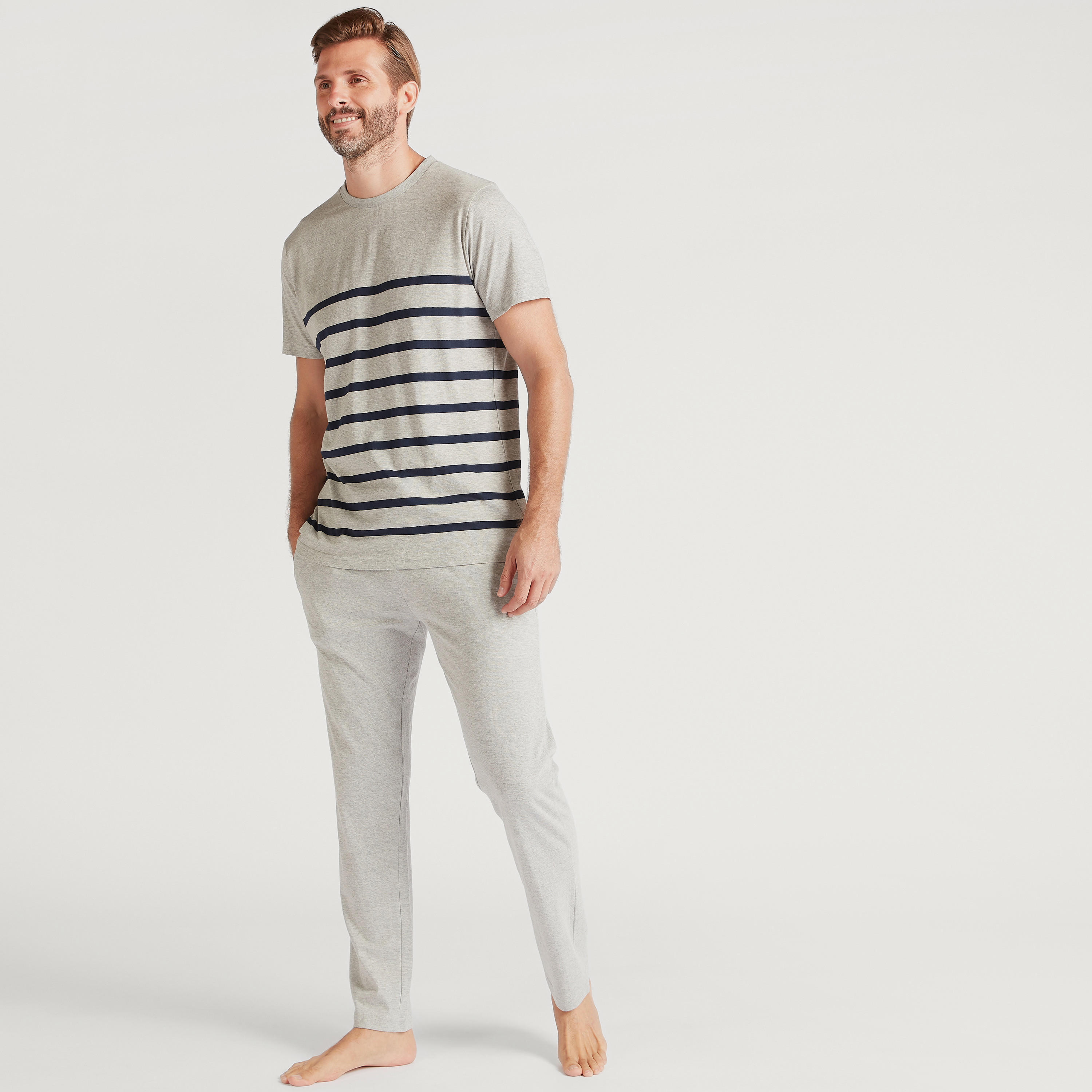 طقم بنطلون بيجاما وتيشيرت مخطّط بياقة ضيقة-men-clothing-nightwear-sets-image-1
