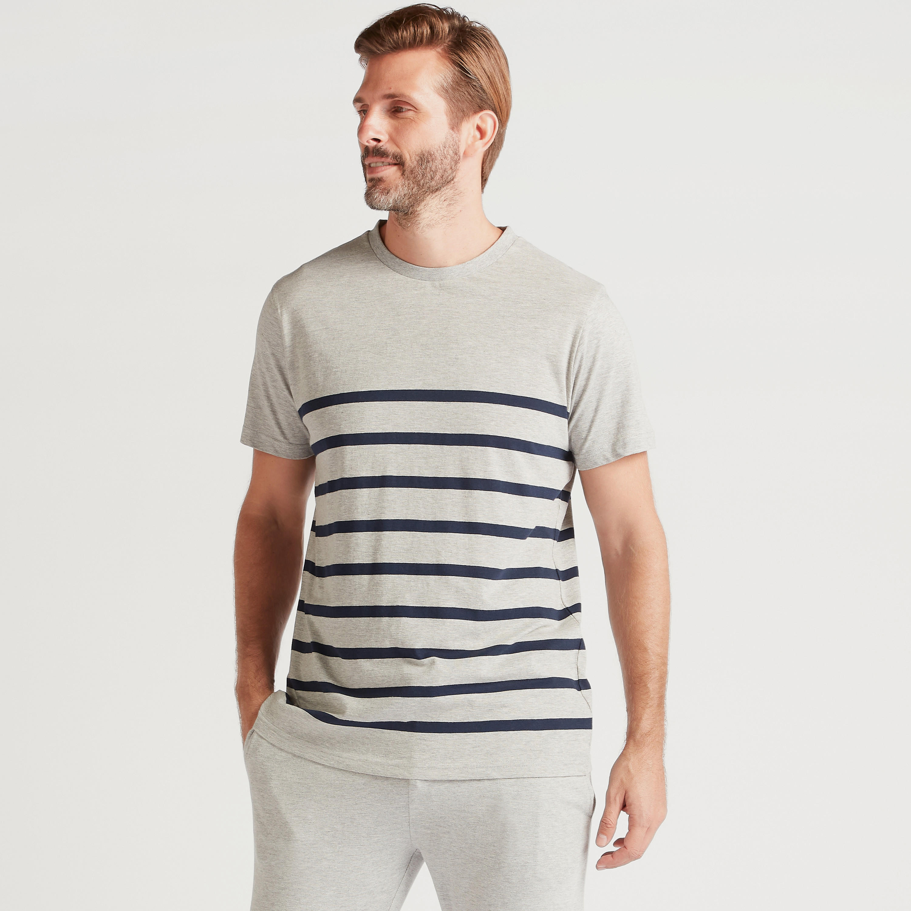 طقم بنطلون بيجاما وتيشيرت مخطّط بياقة ضيقة-men-clothing-nightwear-sets-image-2