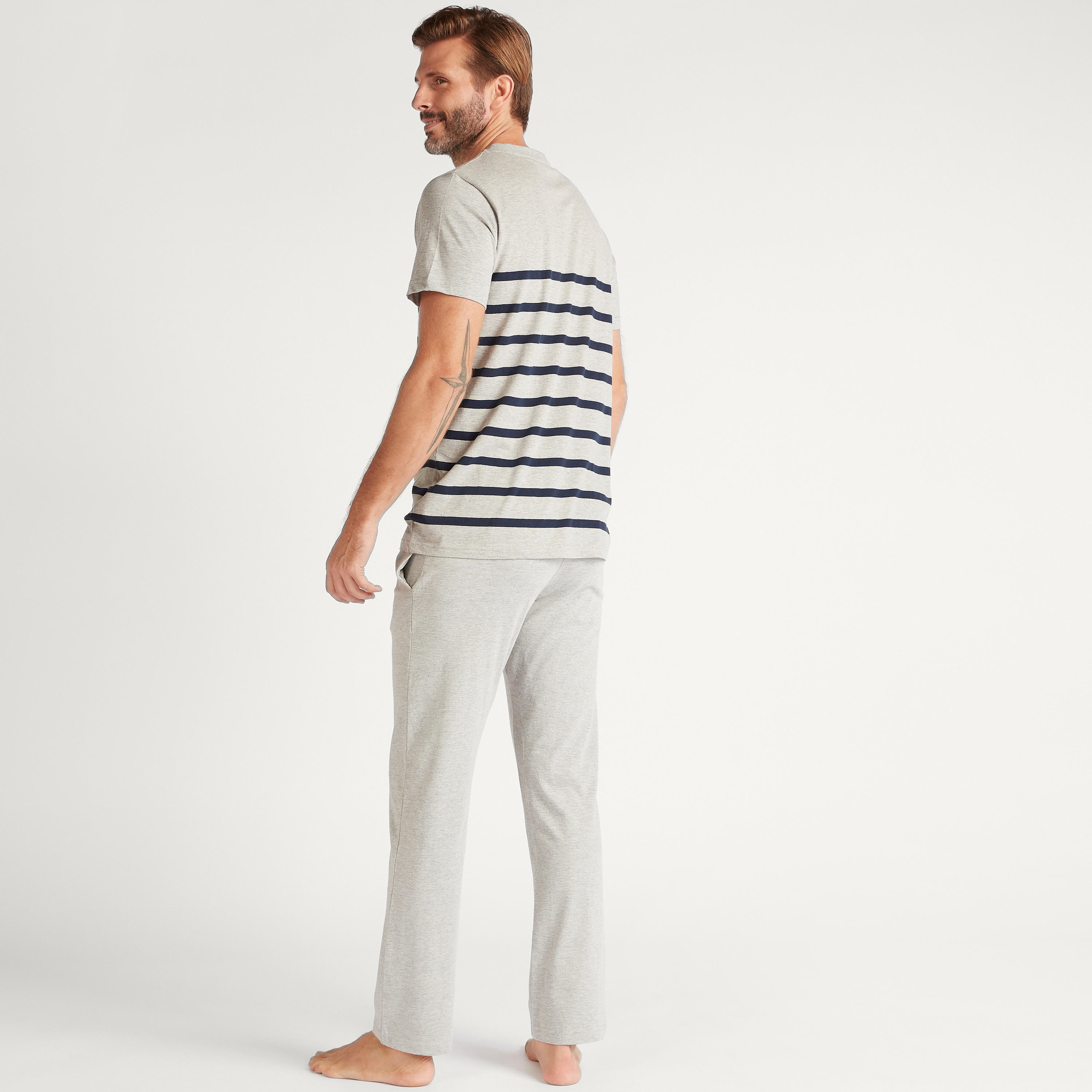 طقم بنطلون بيجاما وتيشيرت مخطّط بياقة ضيقة-men-clothing-nightwear-sets-image-3