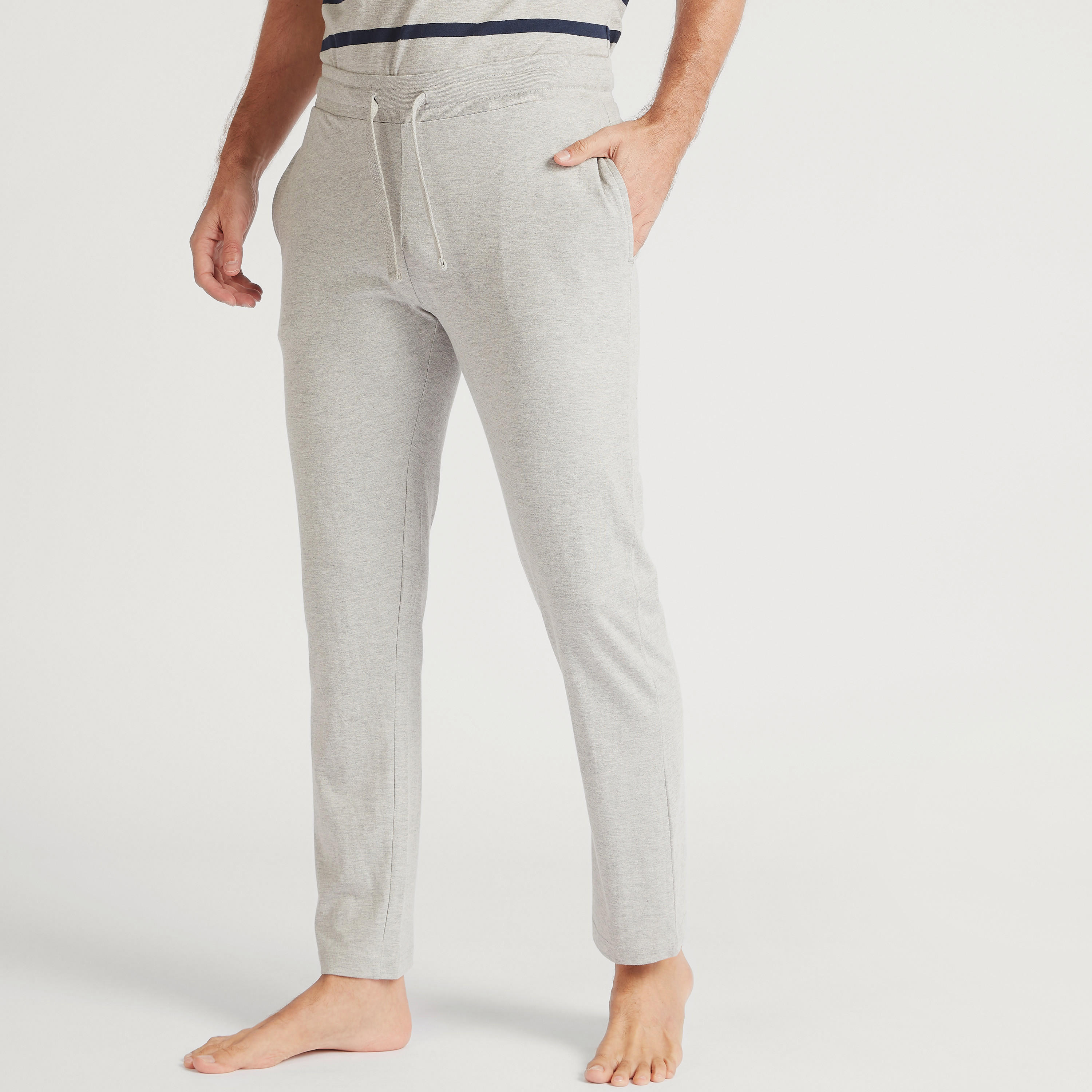 طقم بنطلون بيجاما وتيشيرت مخطّط بياقة ضيقة-men-clothing-nightwear-sets-image-4