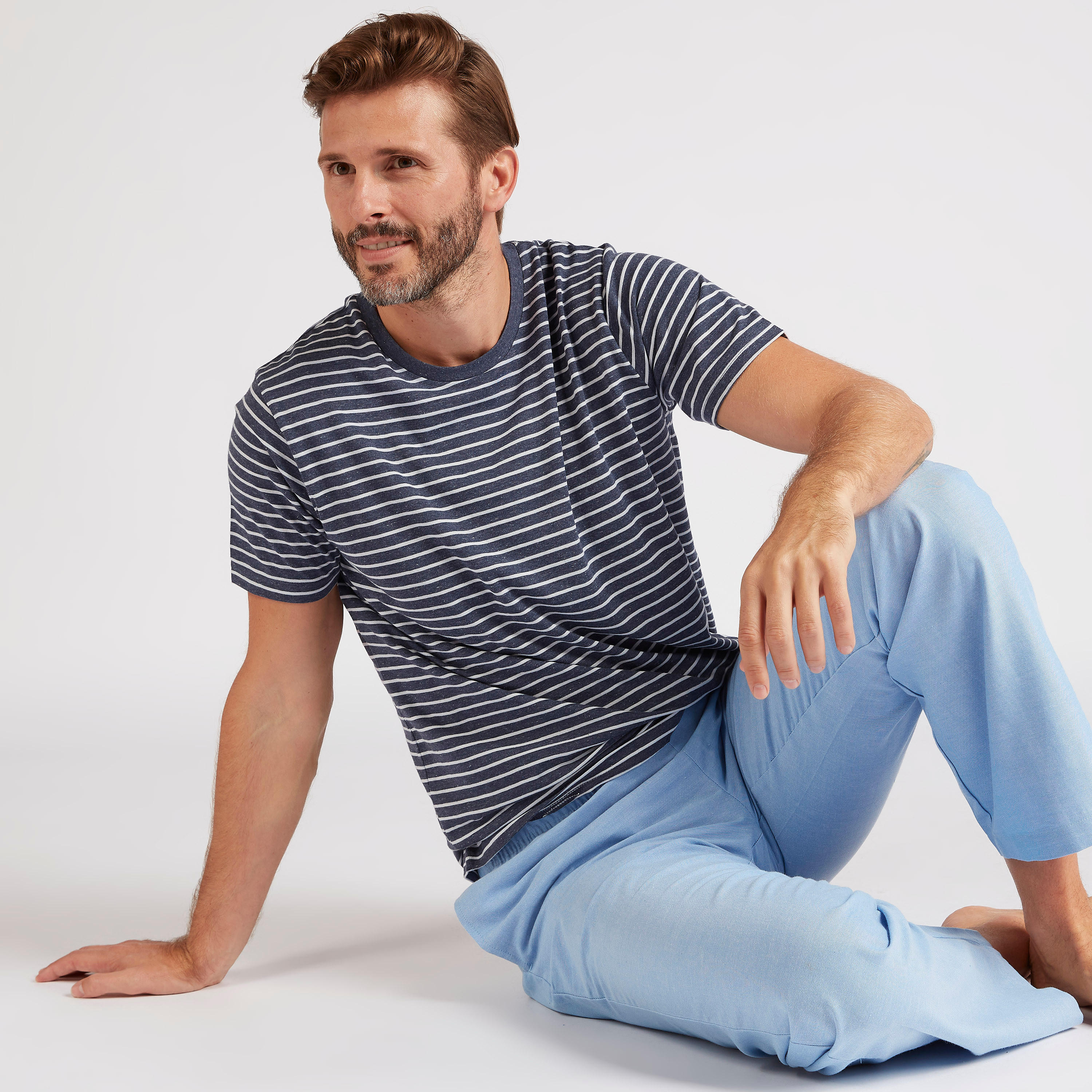 طقم بنطلون بيجاما وتيشيرت مخطط بياقة ضيقة-men-clothing-nightwear-sets-image-2