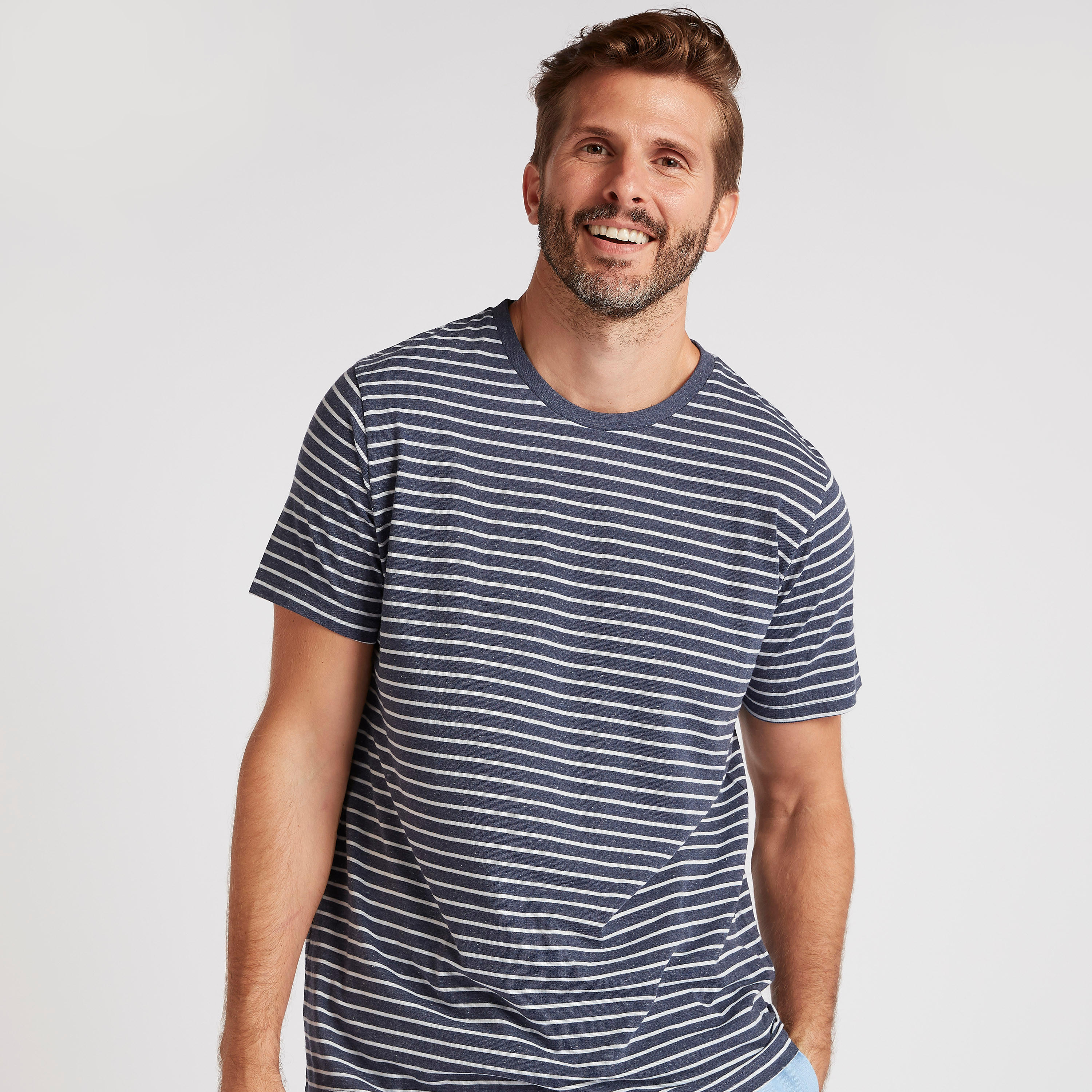 طقم بنطلون بيجاما وتيشيرت مخطط بياقة ضيقة-men-clothing-nightwear-sets-image-5
