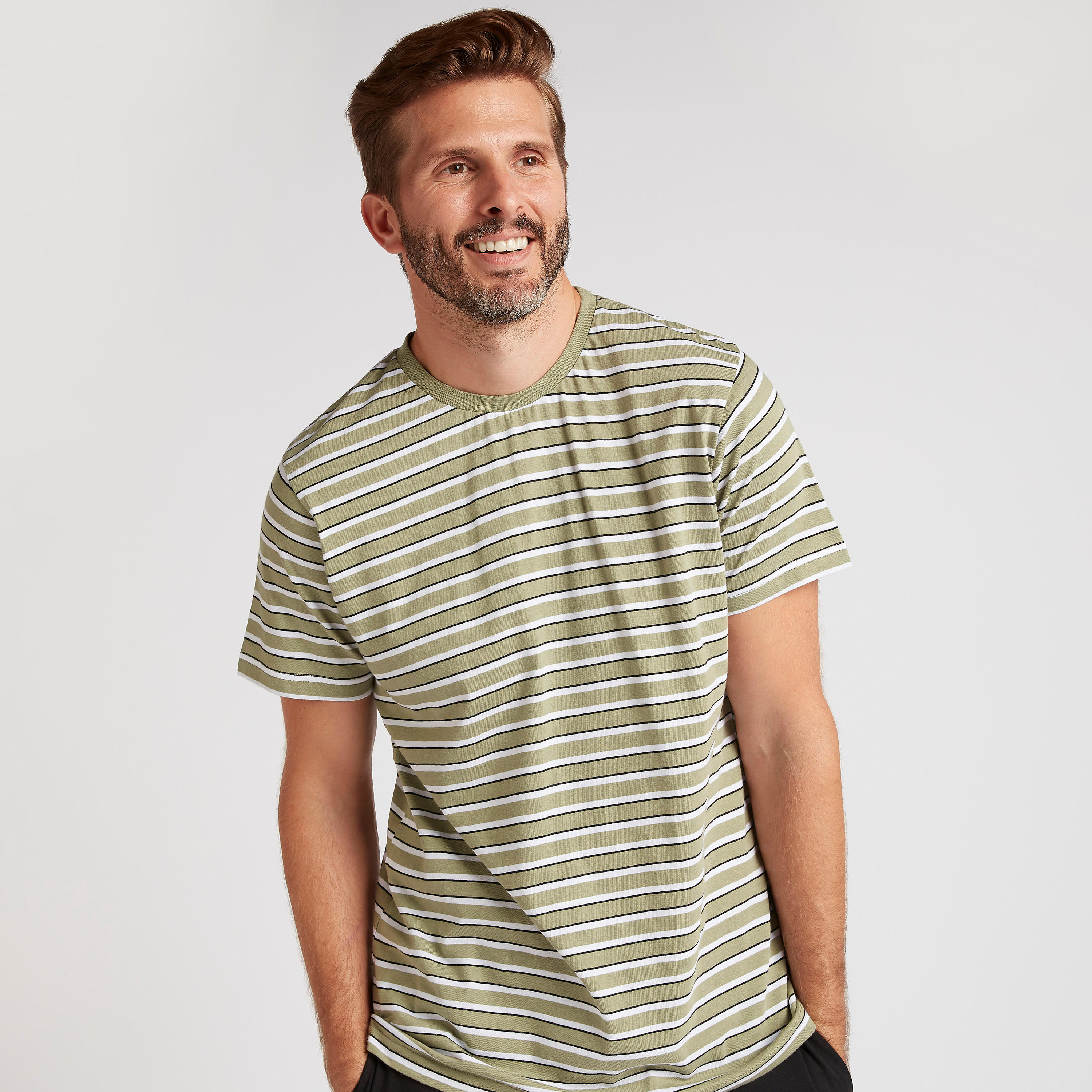 طقم بنطلون بيجاما وتيشيرت مخطط بياقة ضيقة-men-clothing-nightwear-sets-image-2