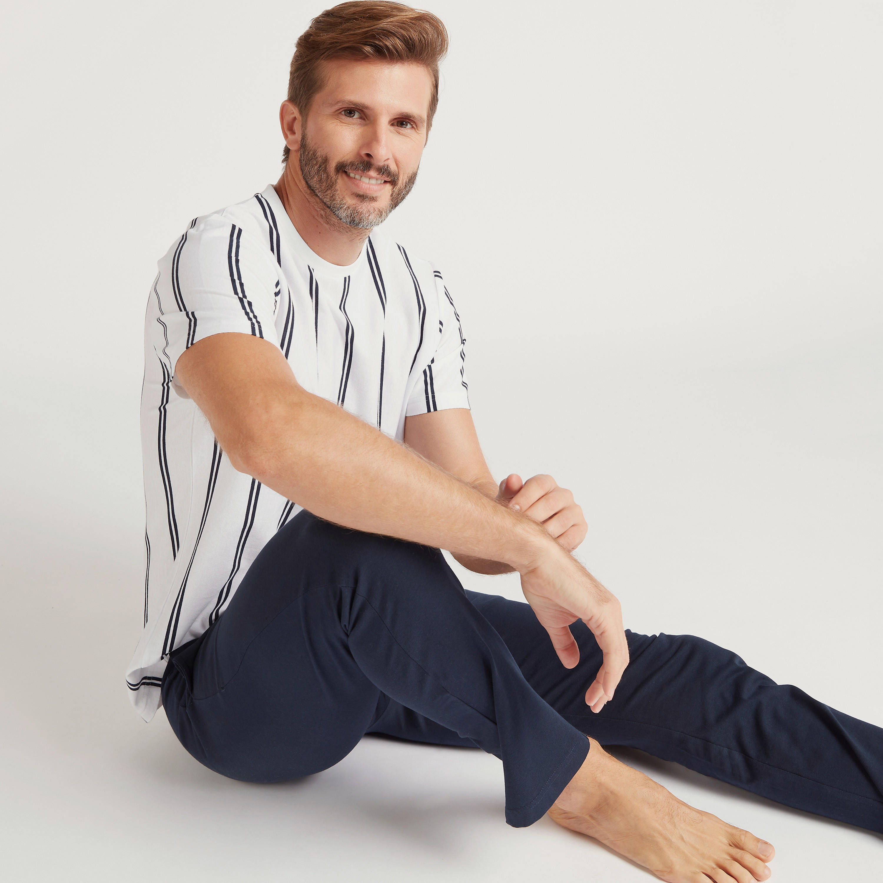 طقم بنطلون بيجاما طويل وتيشيرت مقلّم بياقة ضيّقة-men-clothing-nightwear-sets-image-1