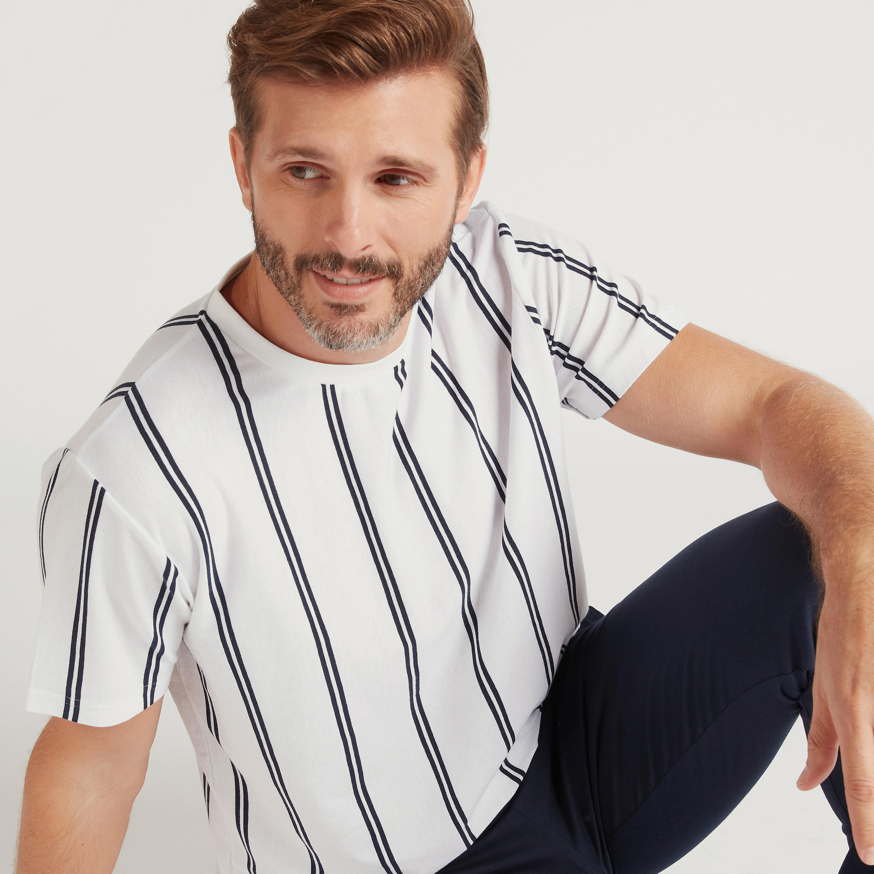 طقم بنطلون بيجاما طويل وتيشيرت مقلّم بياقة ضيّقة-men-clothing-nightwear-sets-image-3