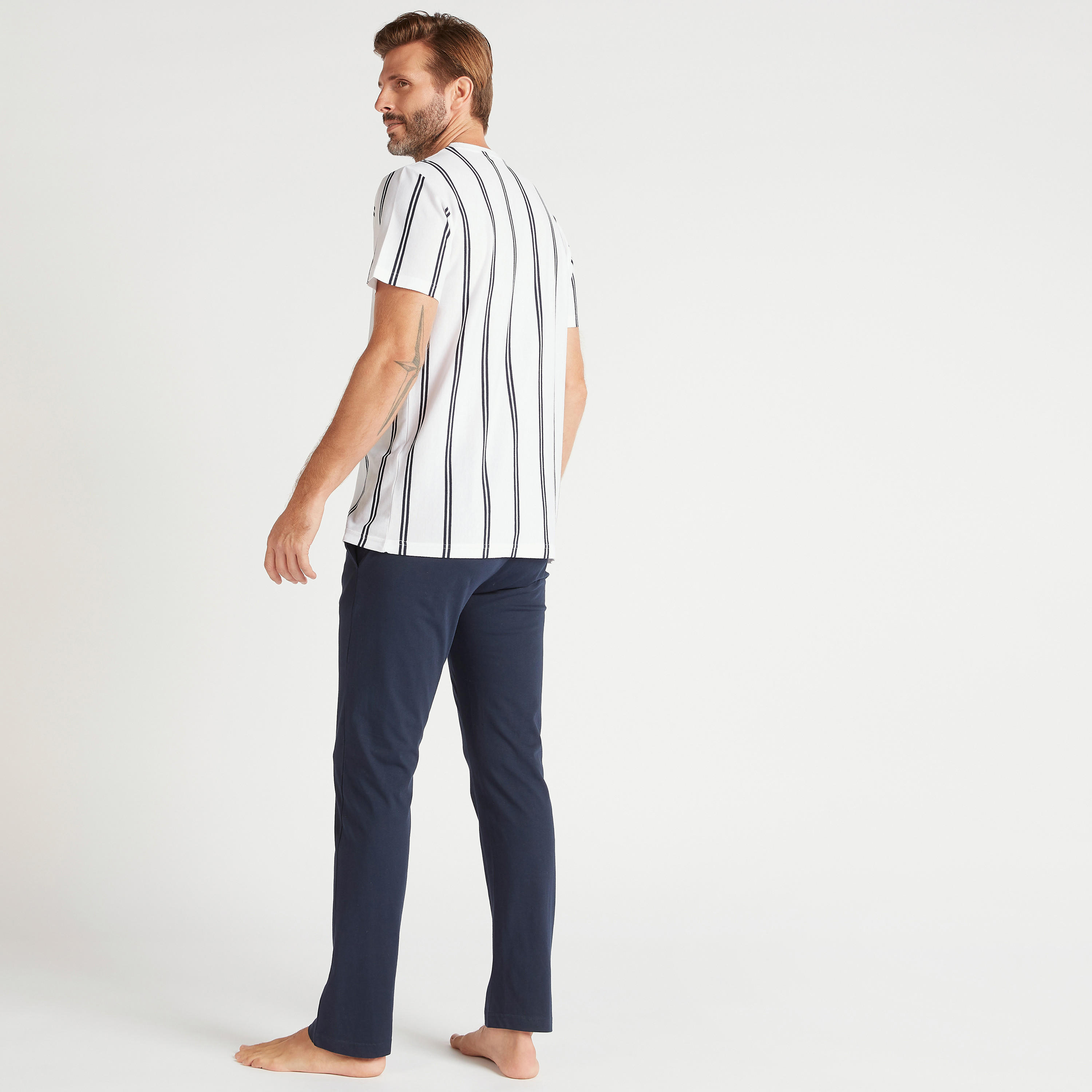 طقم بنطلون بيجاما طويل وتيشيرت مقلّم بياقة ضيّقة-men-clothing-nightwear-sets-image-4