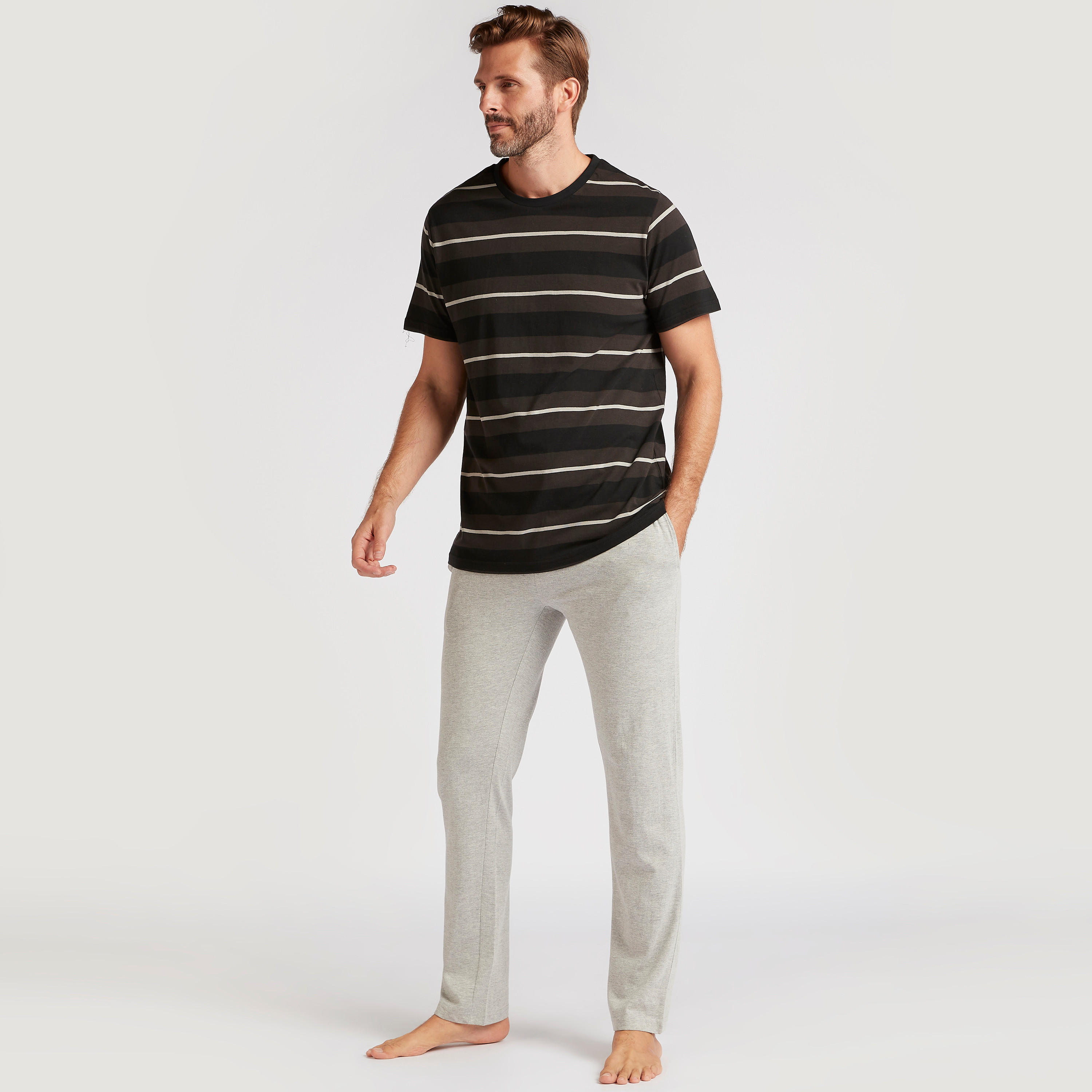 طقم بنطلون بيجاما سادة وتيشيرت مقلم بياقة مستديرة-men-clothing-nightwear-sets-image-4
