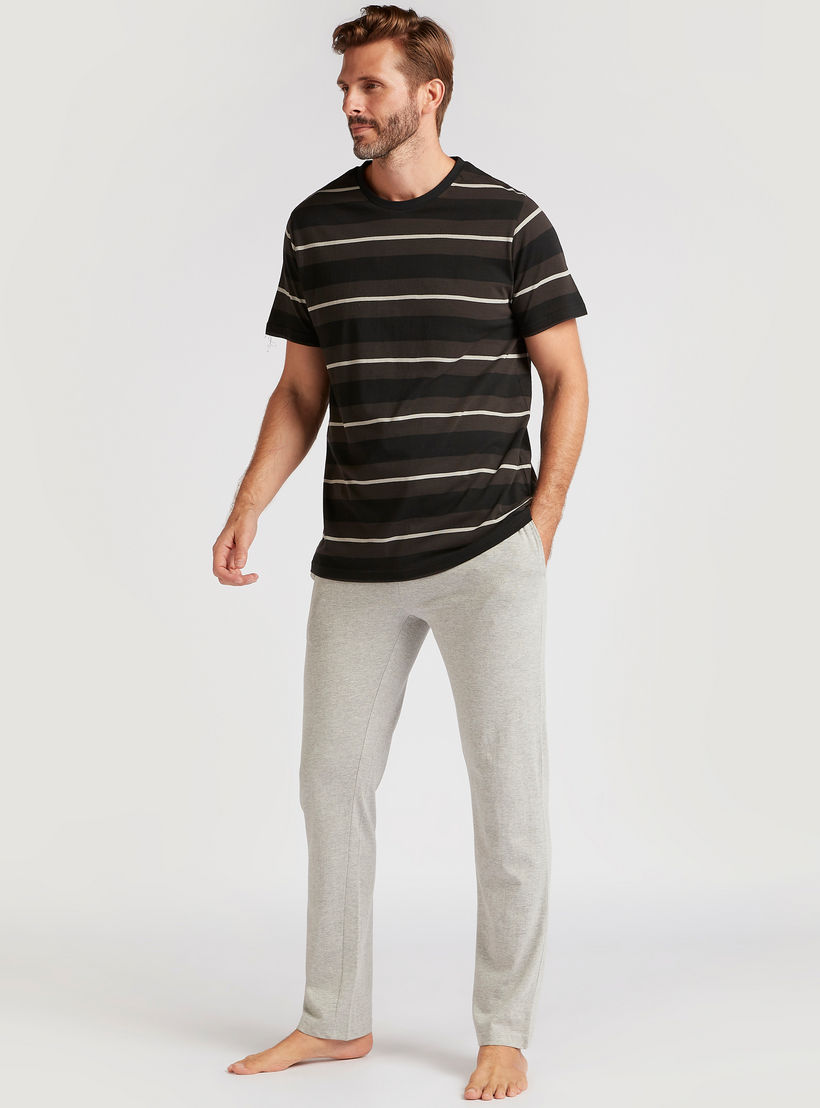 طقم بنطلون بيجاما سادة وتيشيرت مقلم بياقة مستديرة-men-clothing-nightwear-sets-image-4