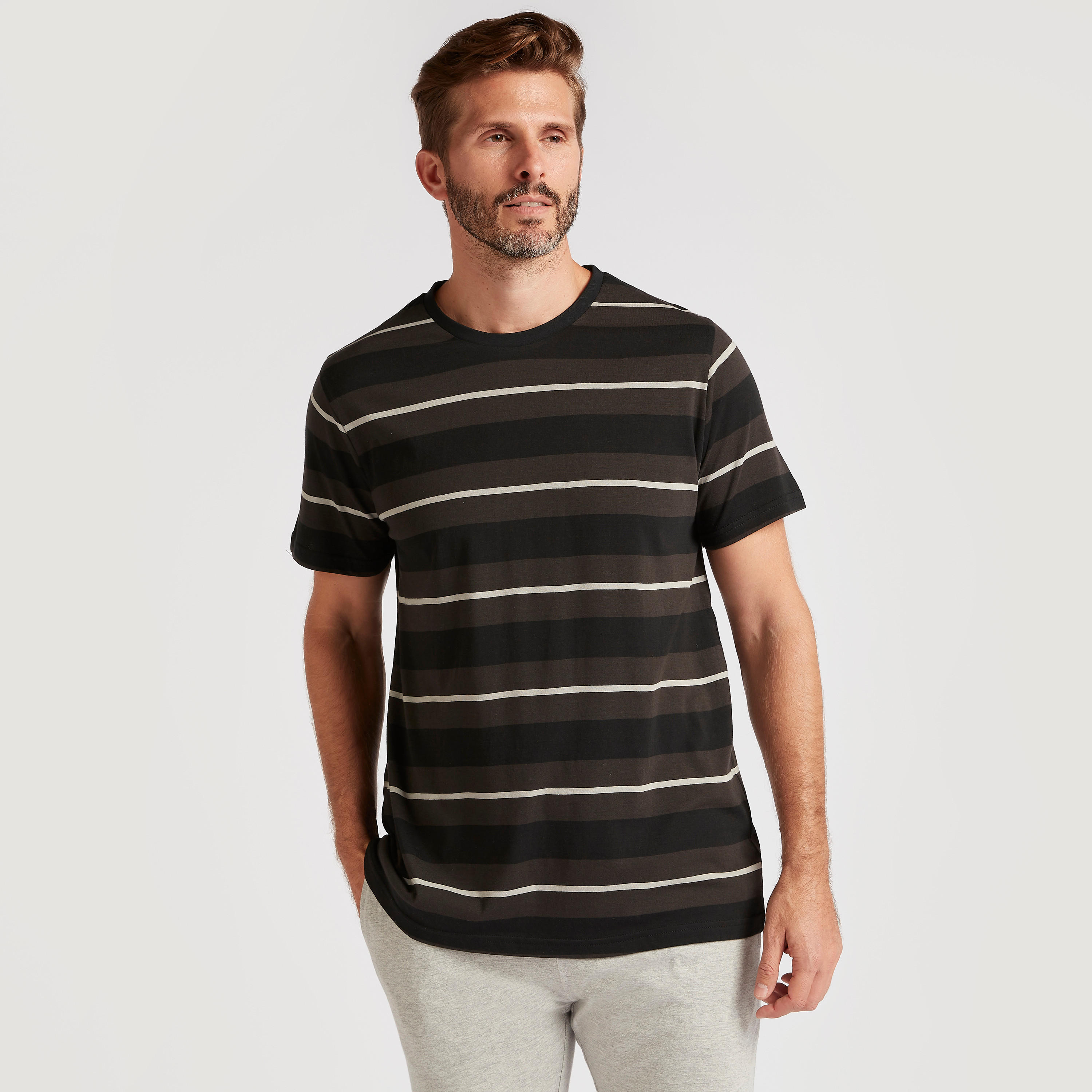 طقم بنطلون بيجاما سادة وتيشيرت مقلم بياقة مستديرة-men-clothing-nightwear-sets-image-3