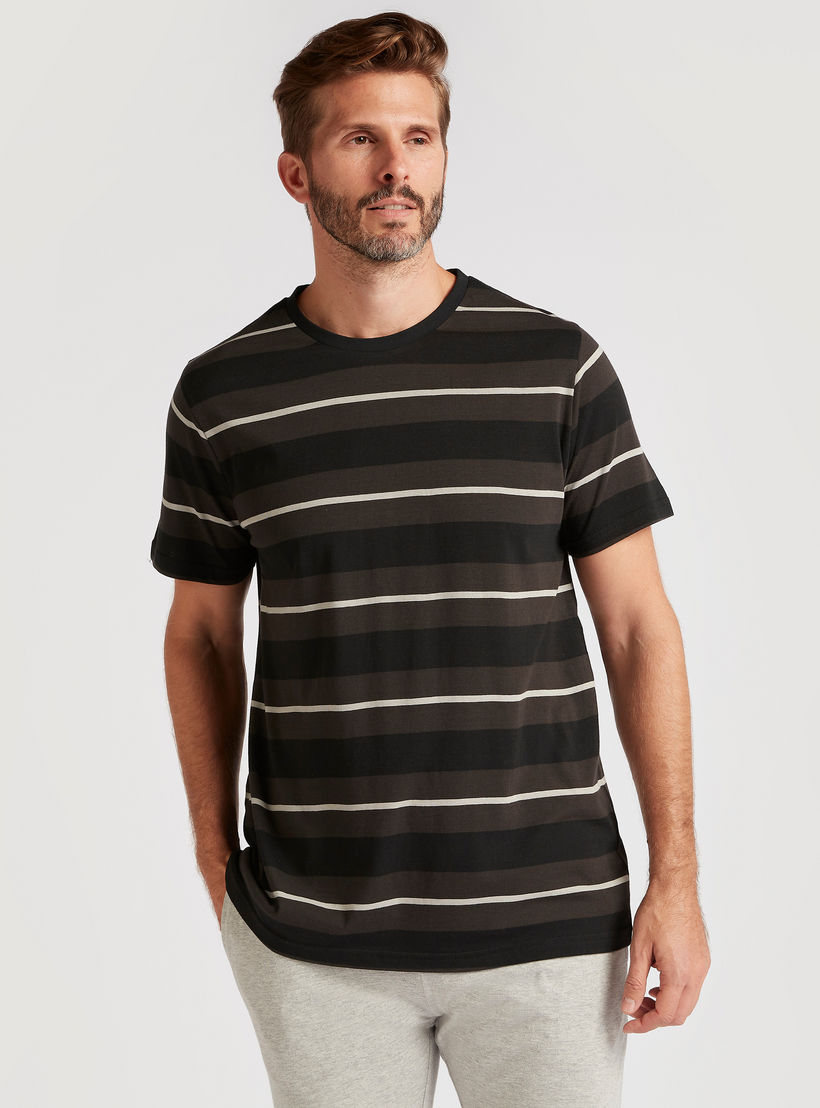 طقم بنطلون بيجاما سادة وتيشيرت مقلم بياقة مستديرة-men-clothing-nightwear-sets-image-3