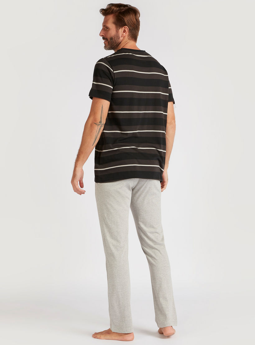 طقم بنطلون بيجاما سادة وتيشيرت مقلم بياقة مستديرة-men-clothing-nightwear-sets-image-2