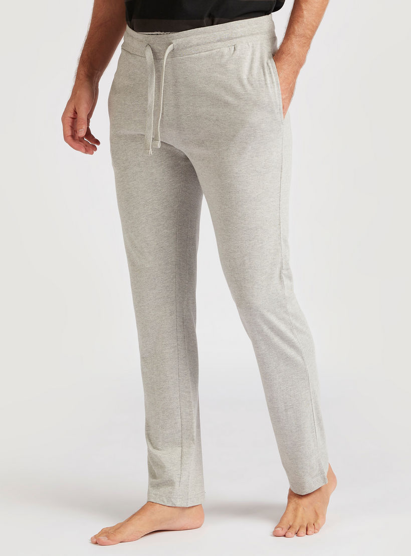 طقم بنطلون بيجاما سادة وتيشيرت مقلم بياقة مستديرة-men-clothing-nightwear-sets-image-1