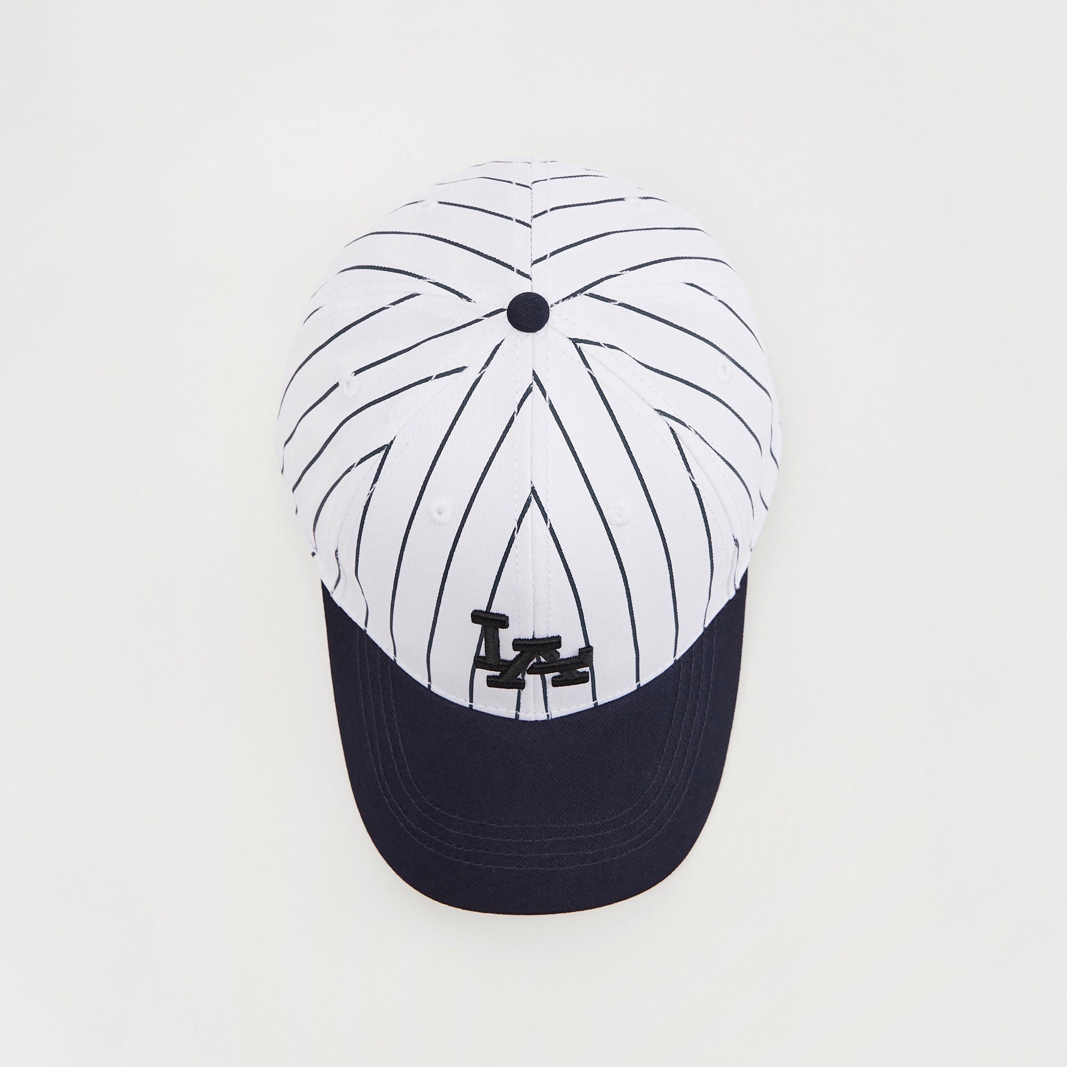 كاب مخطّط بإبزيم إغلاق وتفاصيل مطرّزة-men-caps-image-3
