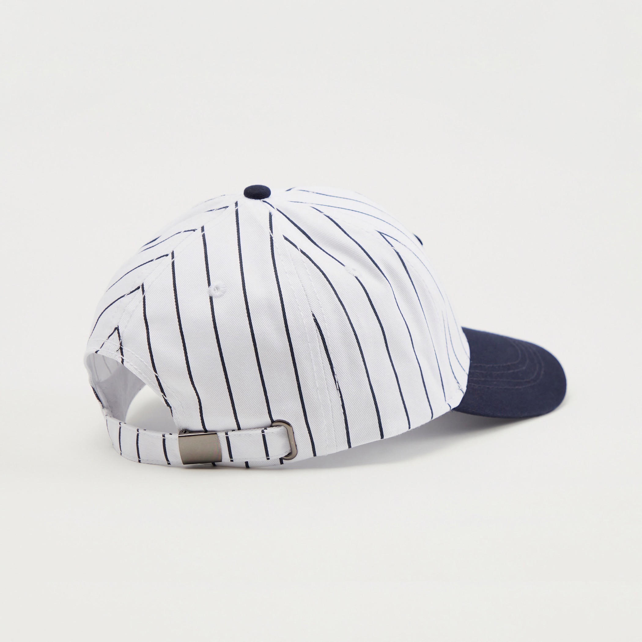 كاب مخطّط بإبزيم إغلاق وتفاصيل مطرّزة-men-caps-image-4