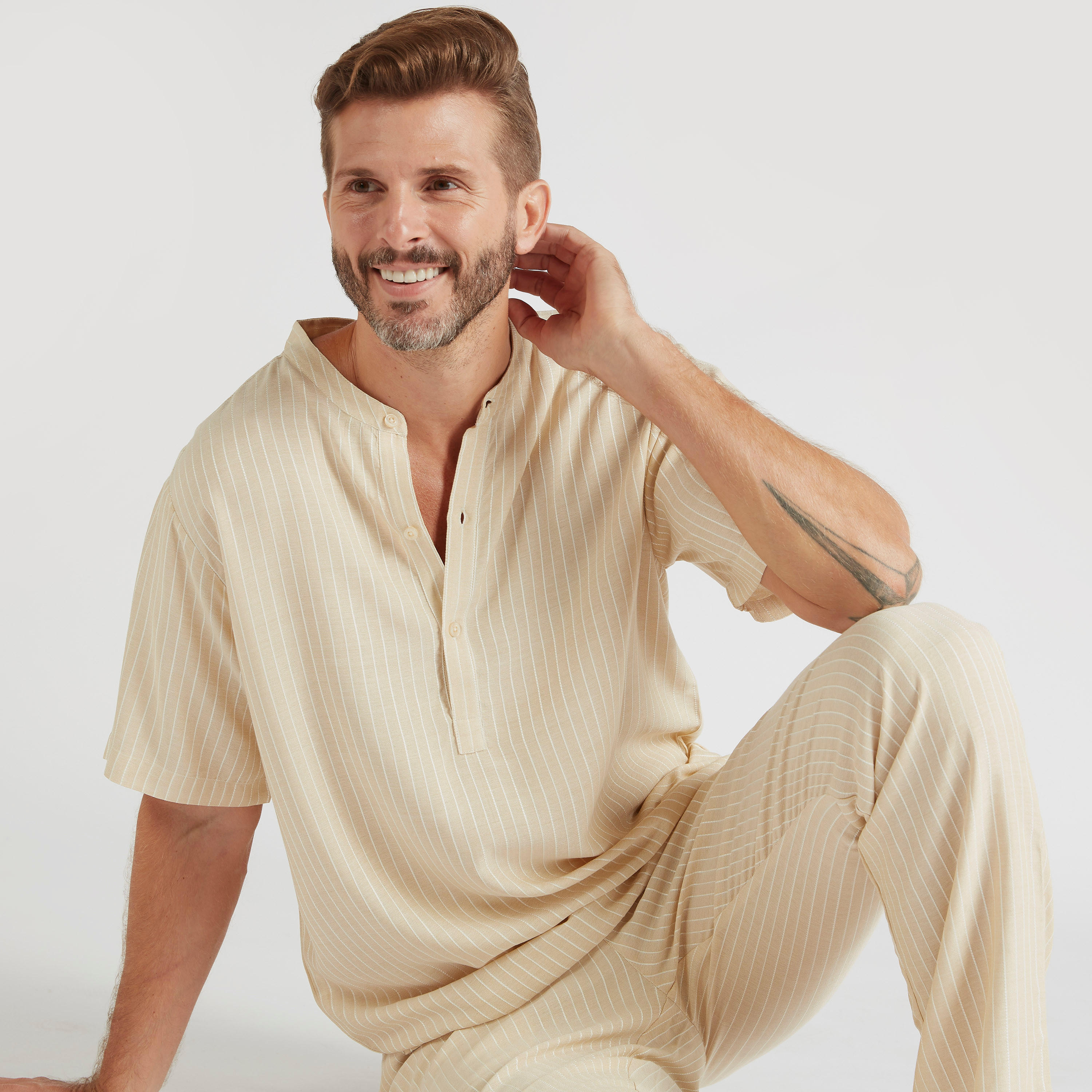 طقم بنطلون بيجاما وقميص بياقة ماندارين مقلّمة-men-clothing-nightwear-sets-image-1