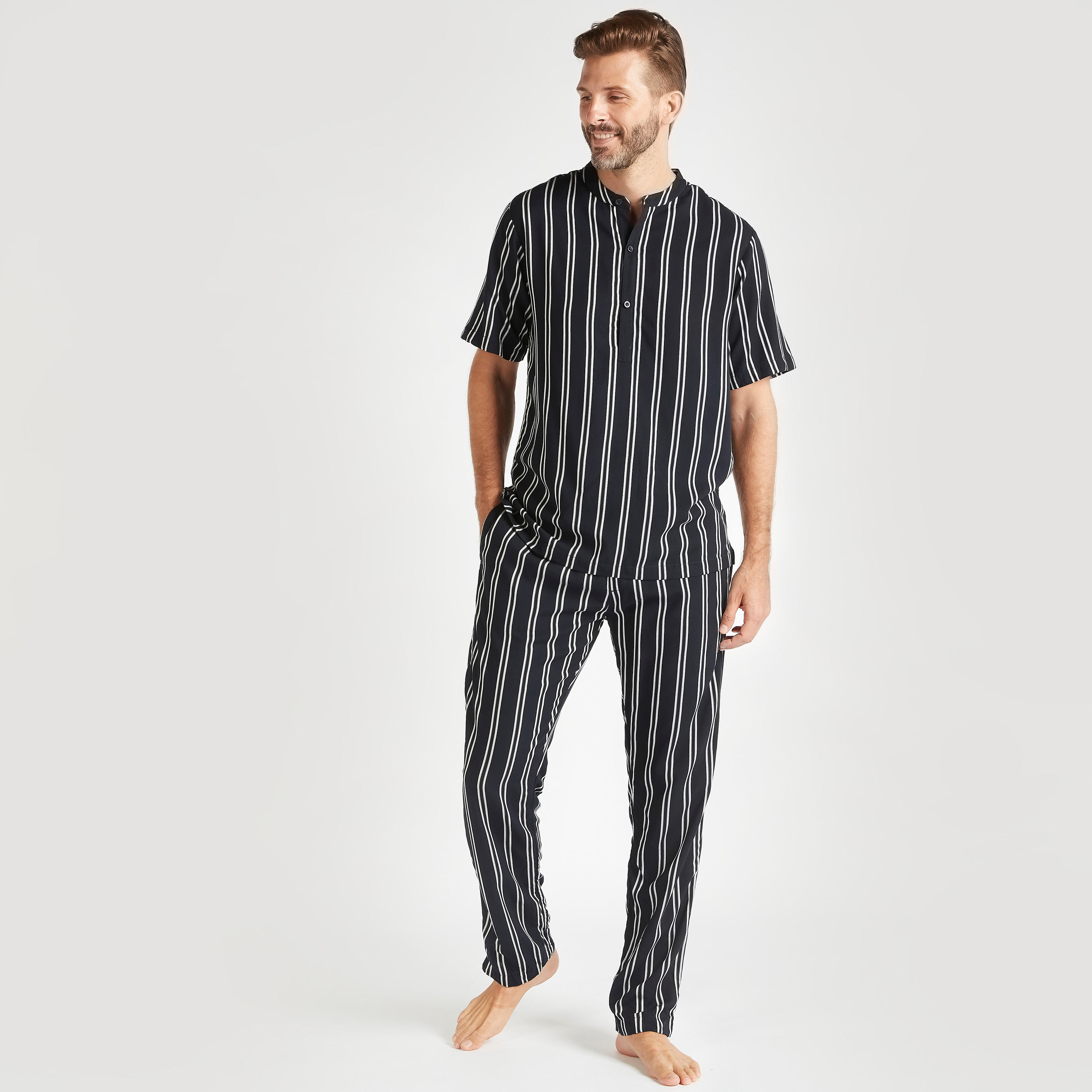 طقم بنطلون بيجاما وقميص بياقة ماندارين مقلّمة-men-clothing-nightwear-sets-image-3