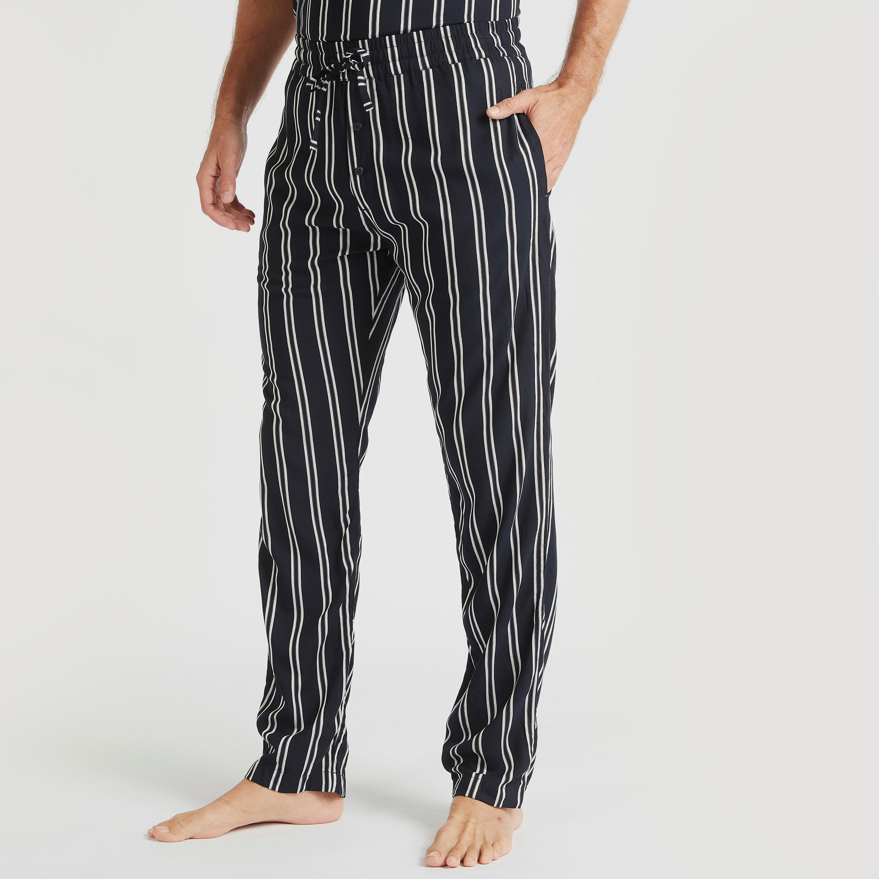 طقم بنطلون بيجاما وقميص بياقة ماندارين مقلّمة-men-clothing-nightwear-sets-image-6