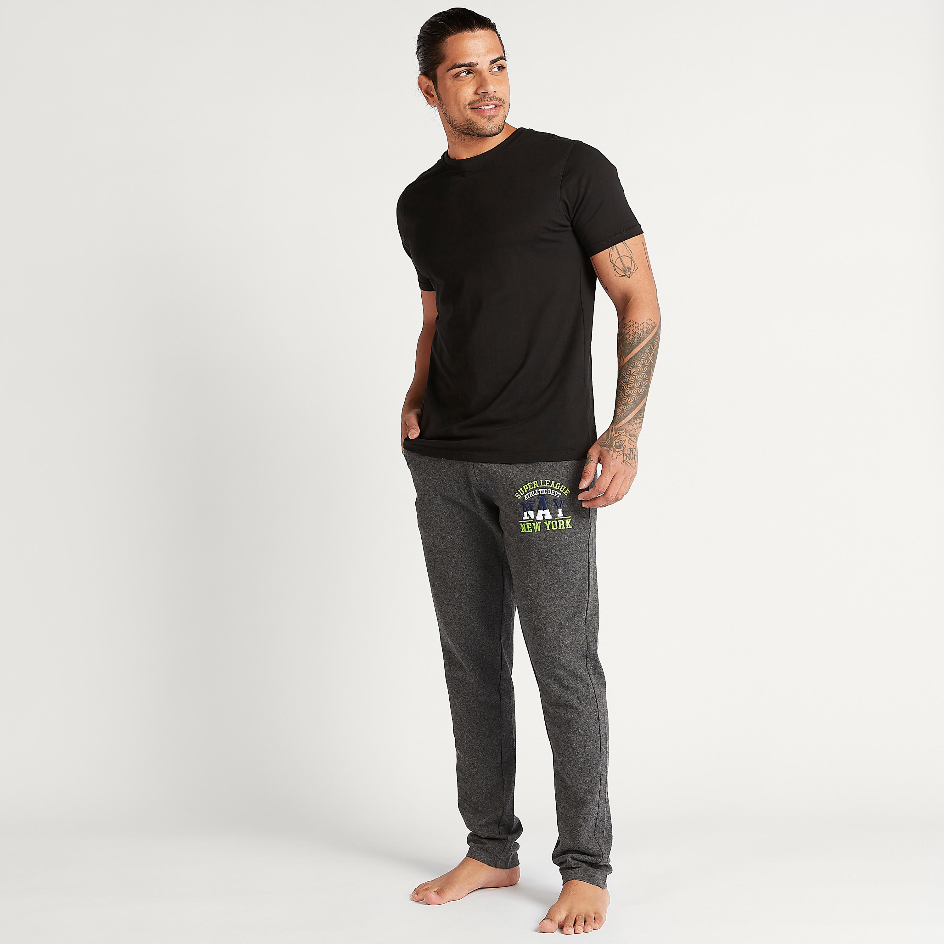 بنطلون بيجاما طويل مطرز برباط إغلاق وجيوب-men-clothing-nightwear-pyjamaandshorts-image-2