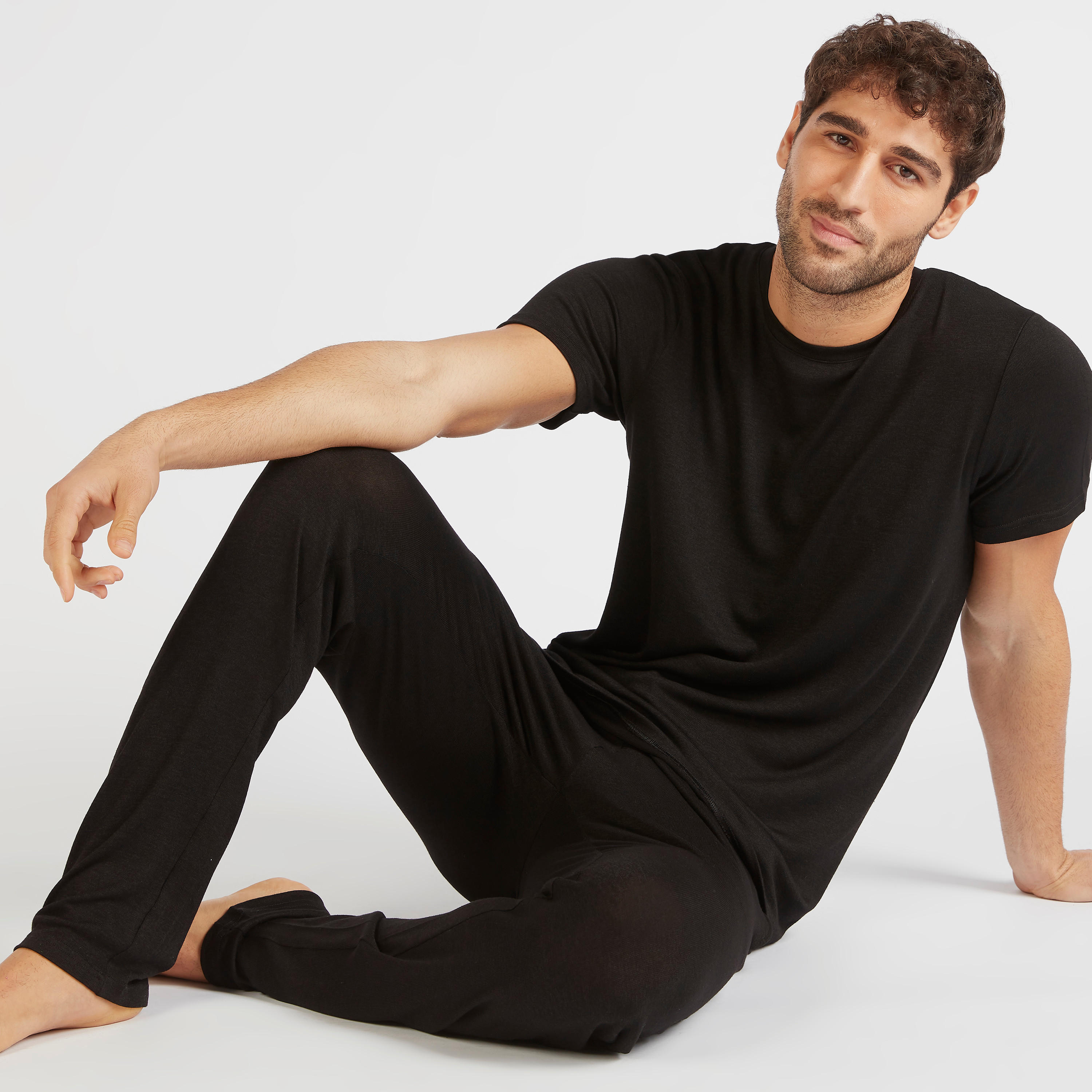 طقم بنطلون بيجاما وتيشيرت بياقة ضيّقة-men-clothing-nightwear-sets-image-1