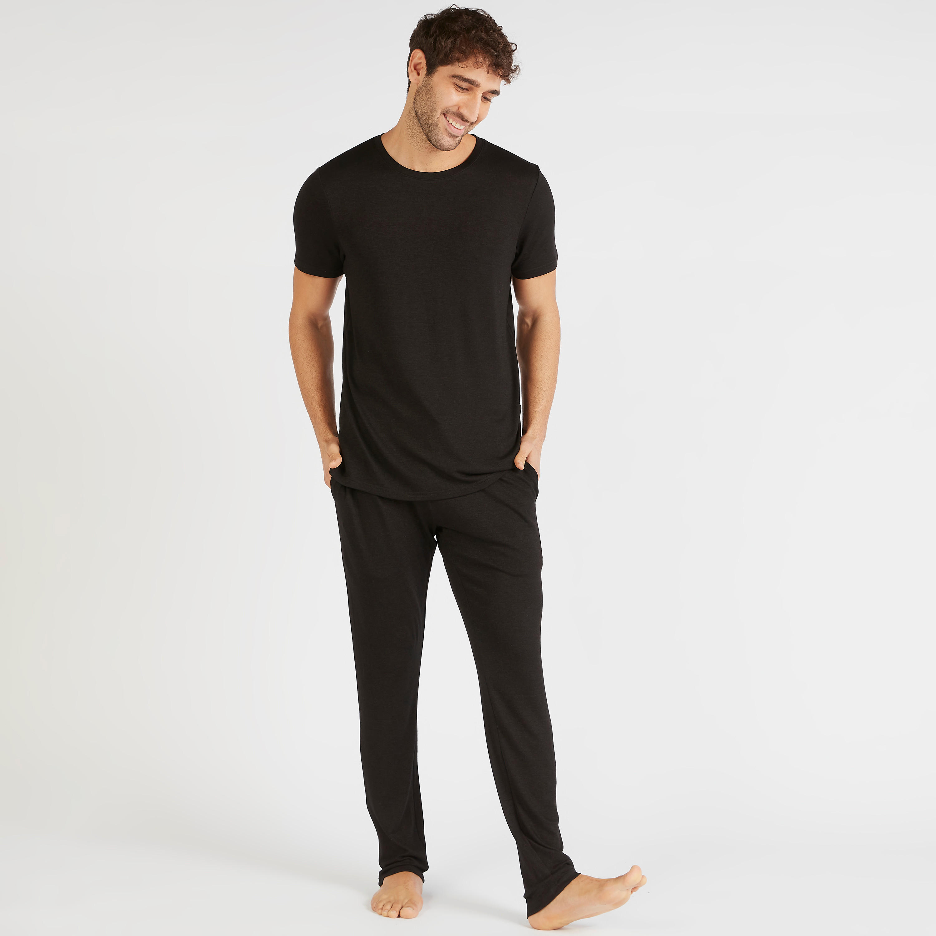 طقم بنطلون بيجاما وتيشيرت بياقة ضيّقة-men-clothing-nightwear-sets-image-2