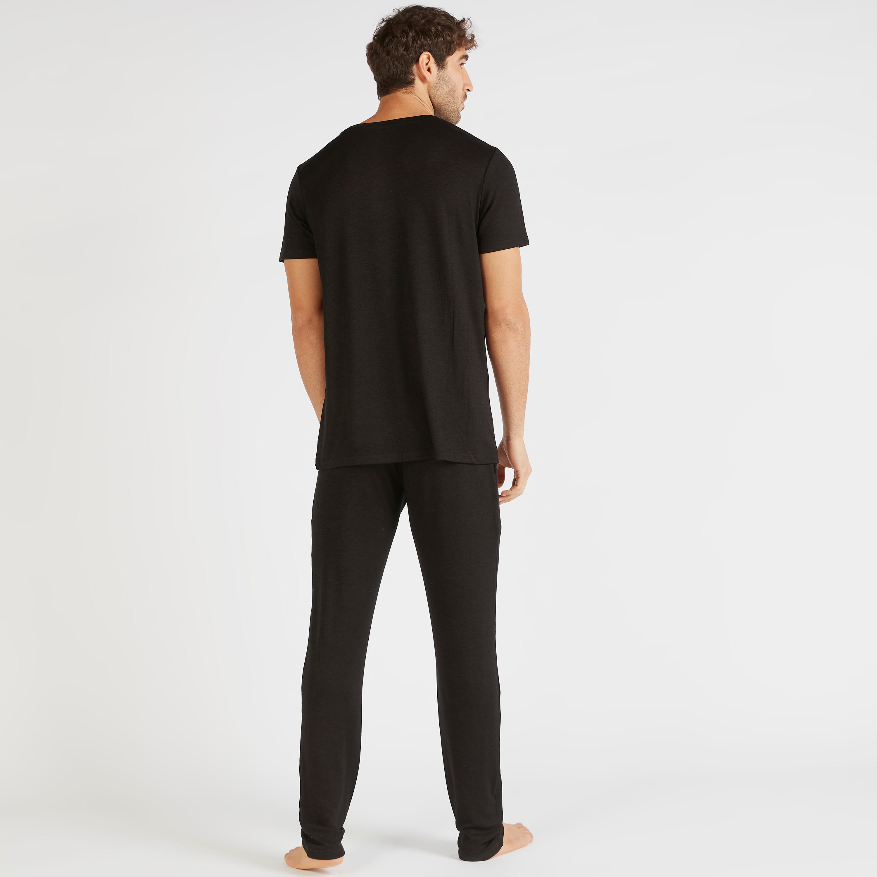 طقم بنطلون بيجاما وتيشيرت بياقة ضيّقة-men-clothing-nightwear-sets-image-4