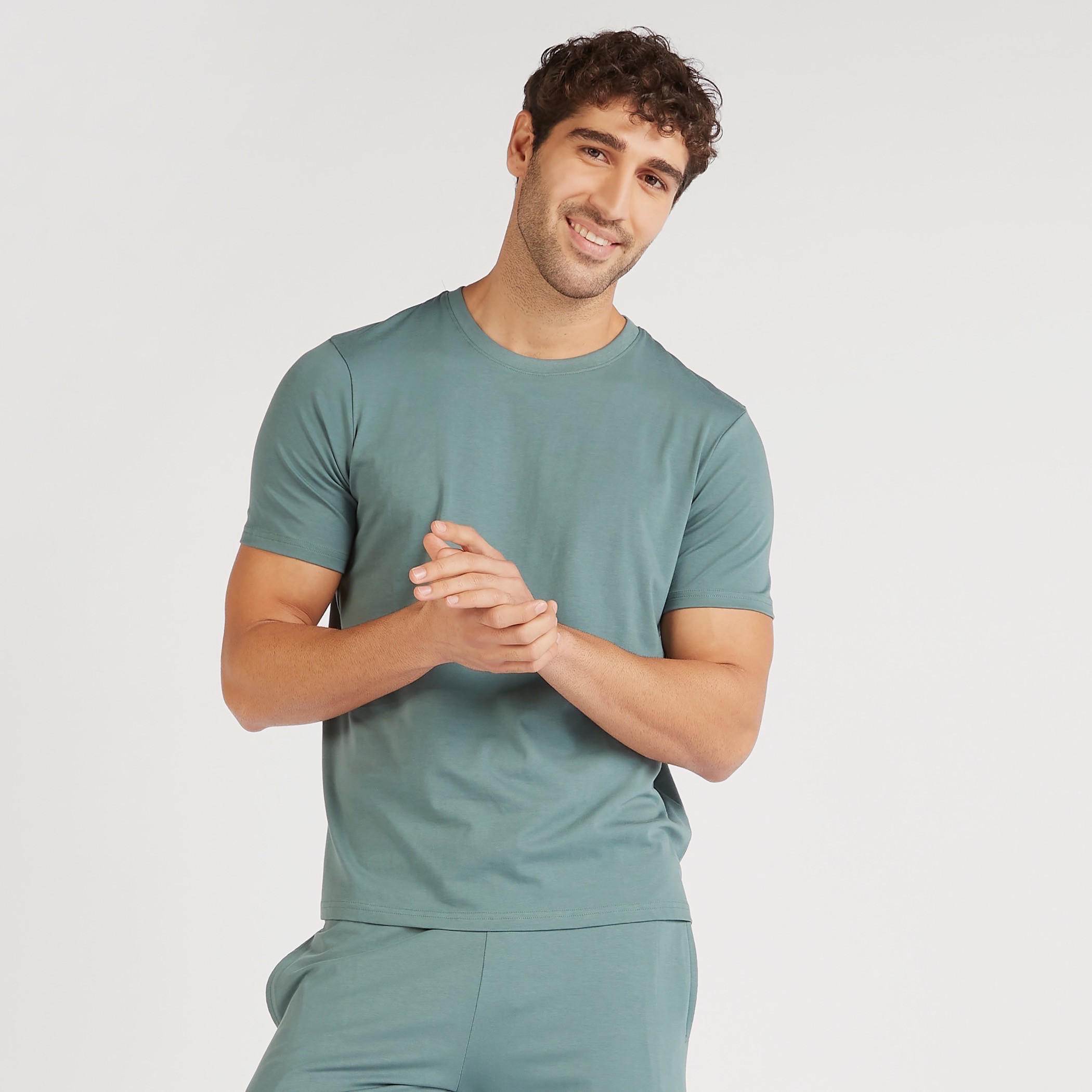 طقم بنطلون بيجاما وتيشيرت سادة بأكمام قصيرة-men-clothing-nightwear-sets-image-3