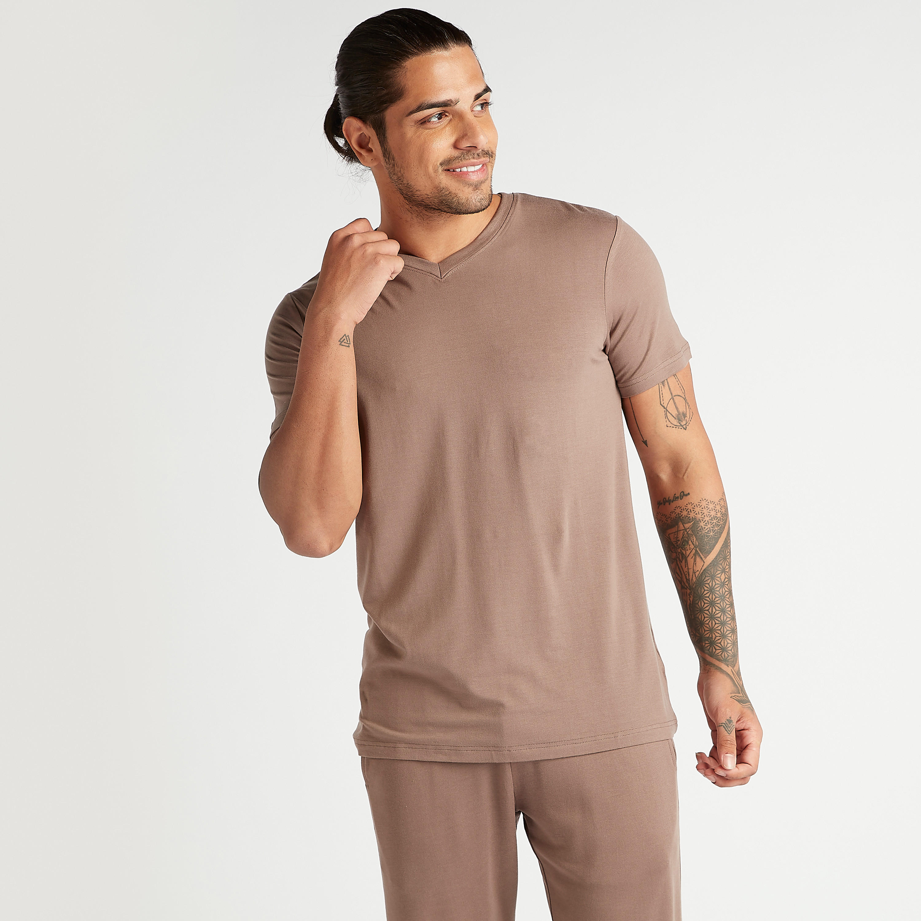 طقم بنطلون بيجاما وتيشيرت سادة بياقة v-men-clothing-nightwear-sets-image-4
