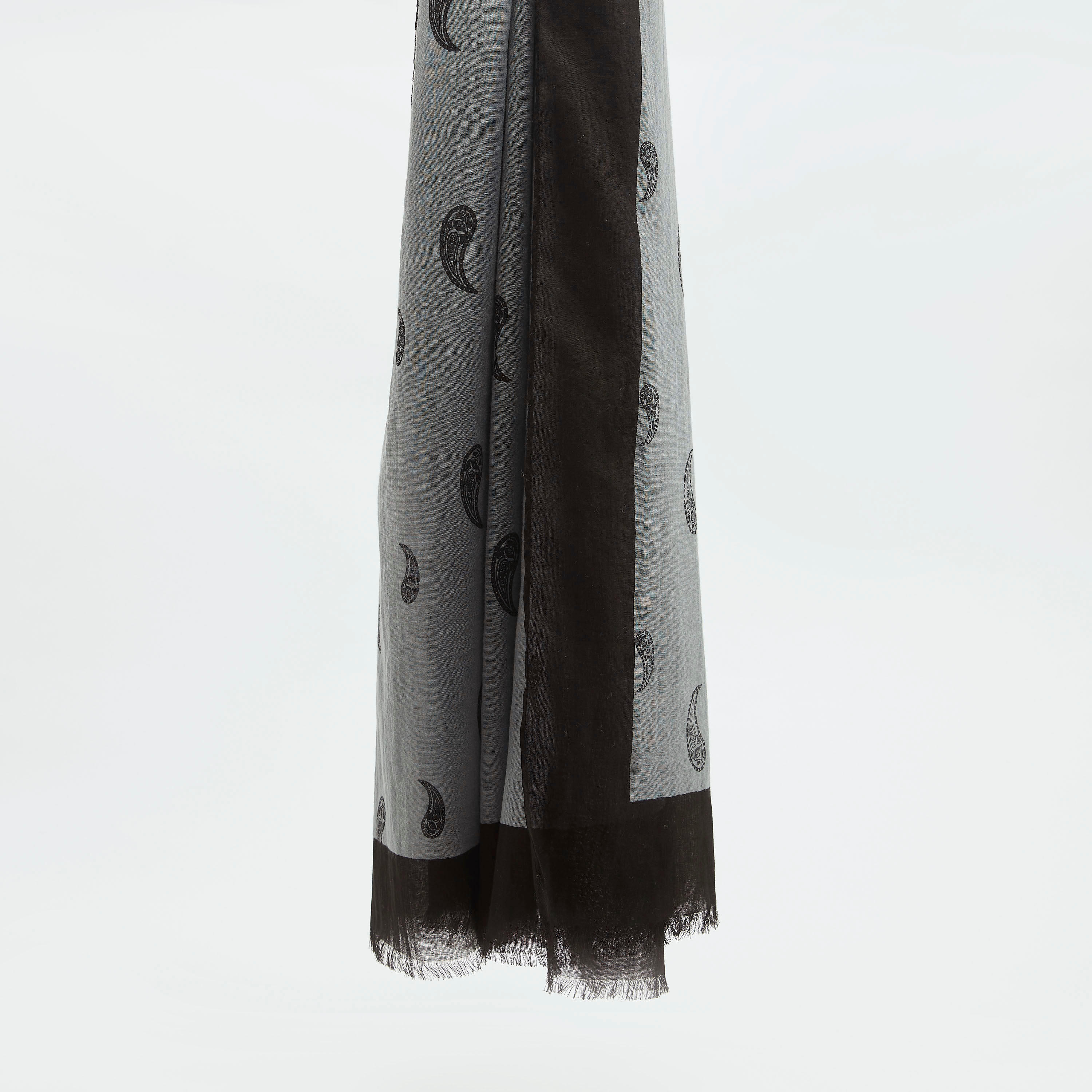 وشاح بطبعات بيزلي وأطراف بشراشيب-men-scarvesandgloves-image-1