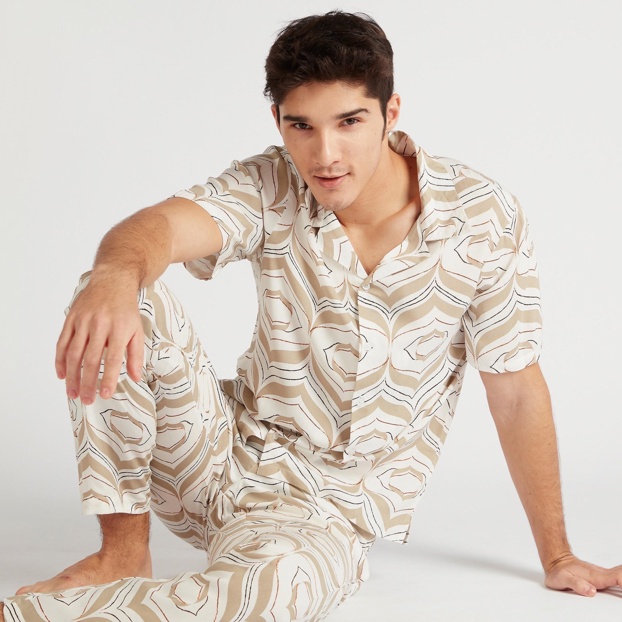 طقم بنطلون بيجاما كامل الطول وتيشيرت بطبعات بالكامل-men-clothing-nightwear-sets-image-1