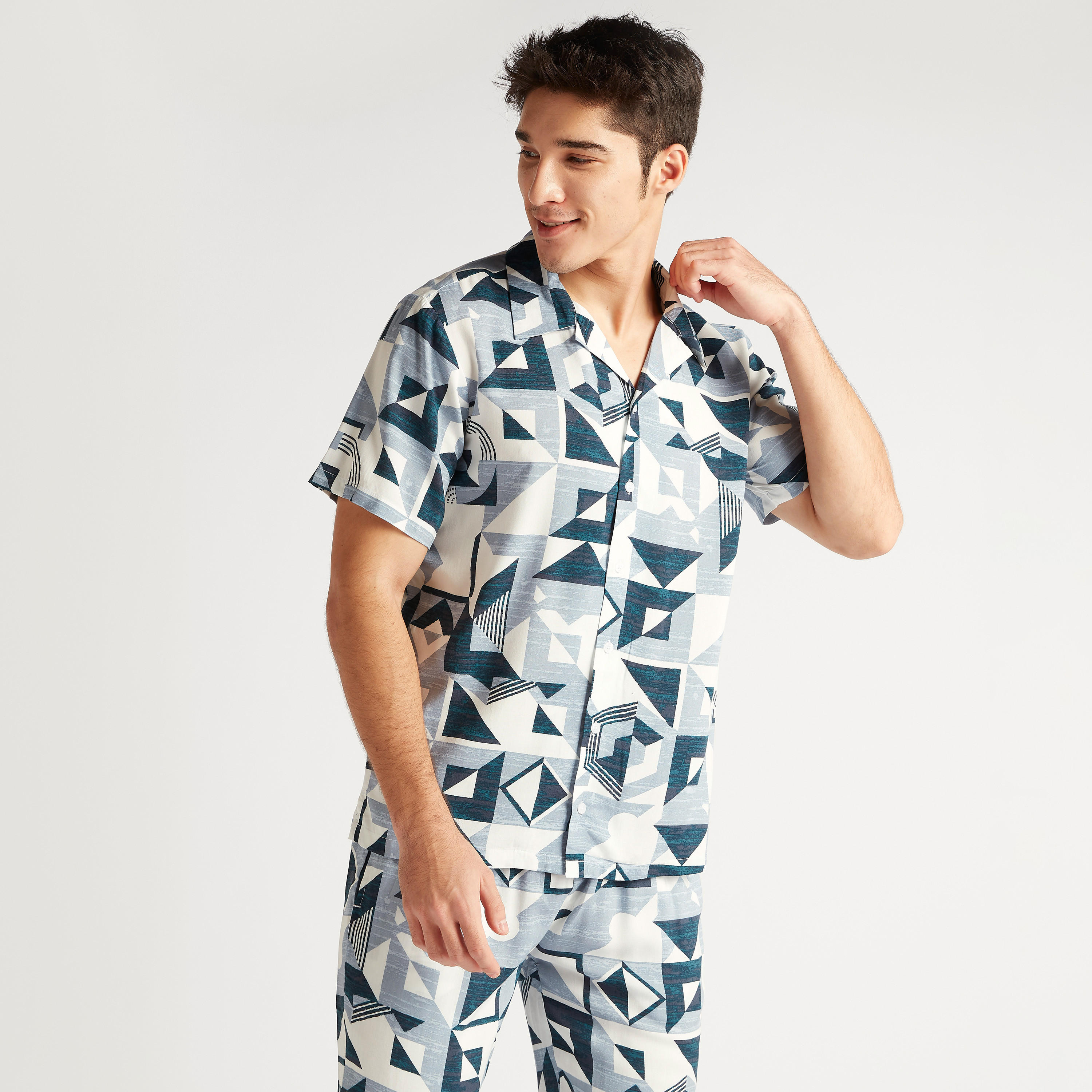 طقم بنطلون بيجاما كامل الطول وتيشيرت بطبعات بالكامل-men-clothing-nightwear-sets-image-1