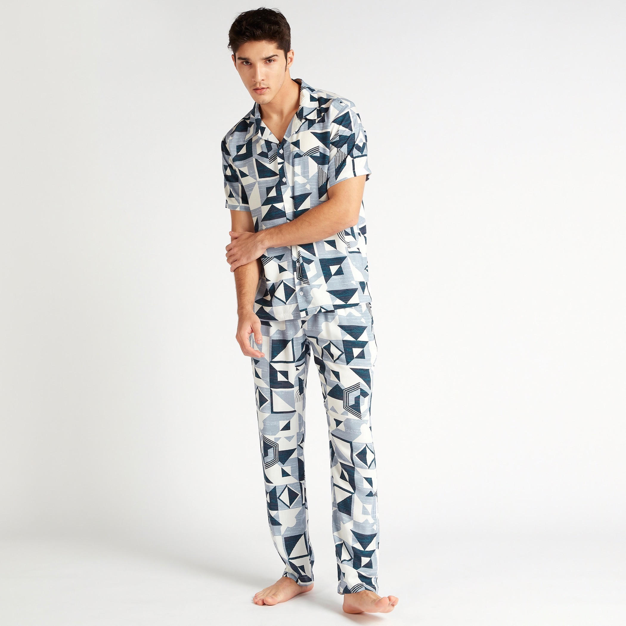 طقم بنطلون بيجاما كامل الطول وتيشيرت بطبعات بالكامل-men-clothing-nightwear-sets-image-2