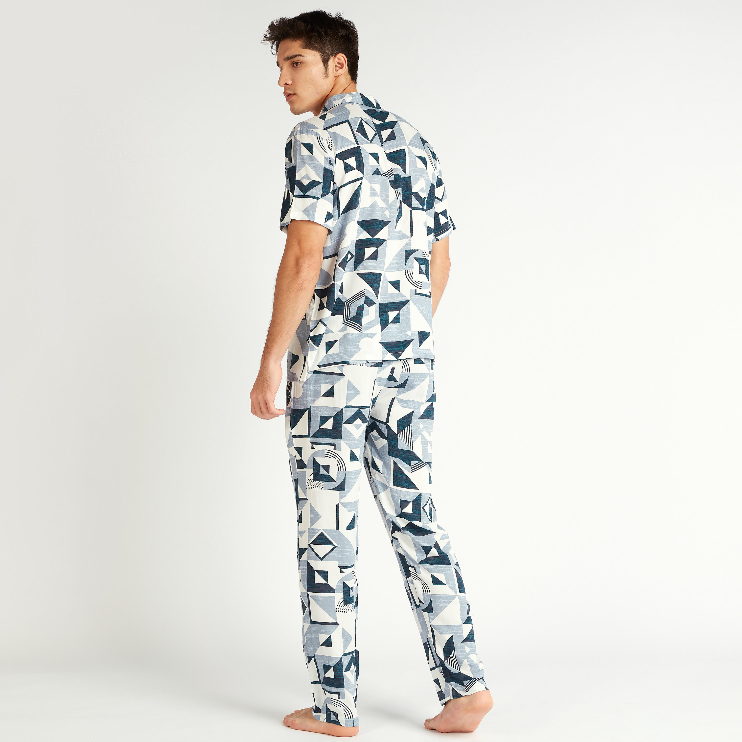 طقم بنطلون بيجاما كامل الطول وتيشيرت بطبعات بالكامل-men-clothing-nightwear-sets-image-4