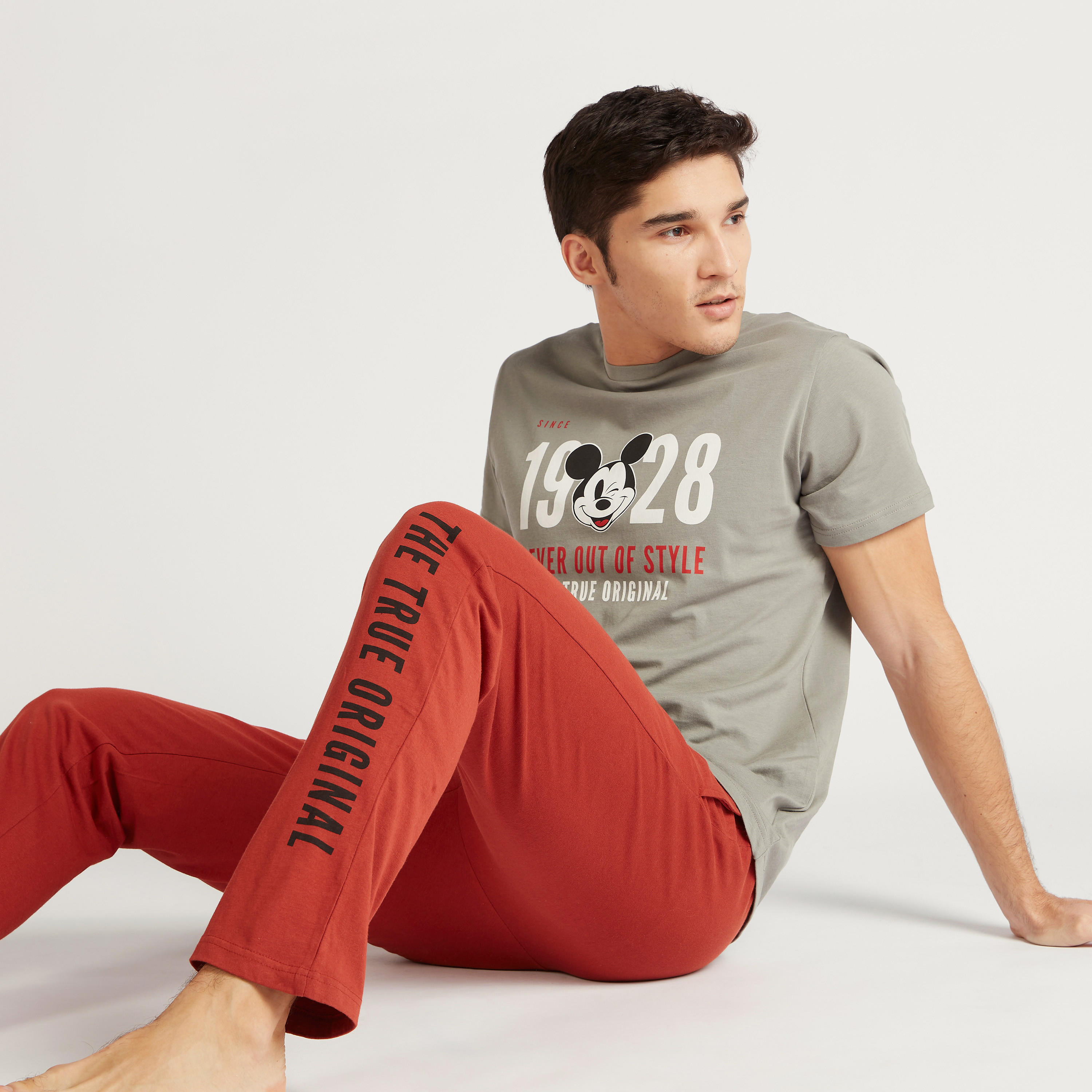 طقم بنطلون بيجاما وتيشيرت بطبعات ميكي ماوس-men-clothing-nightwear-sets-image-1