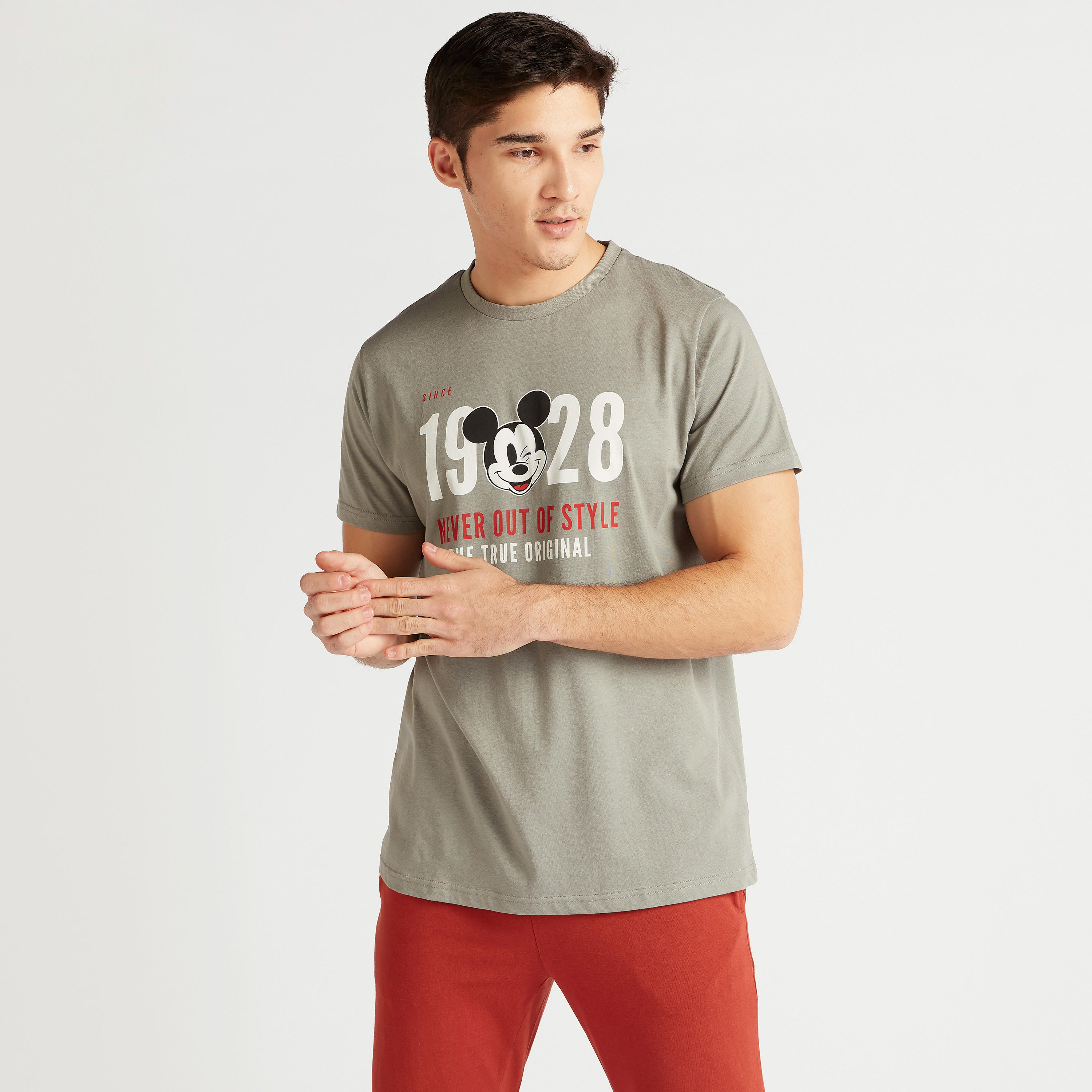 طقم بنطلون بيجاما وتيشيرت بطبعات ميكي ماوس-men-clothing-nightwear-sets-image-2