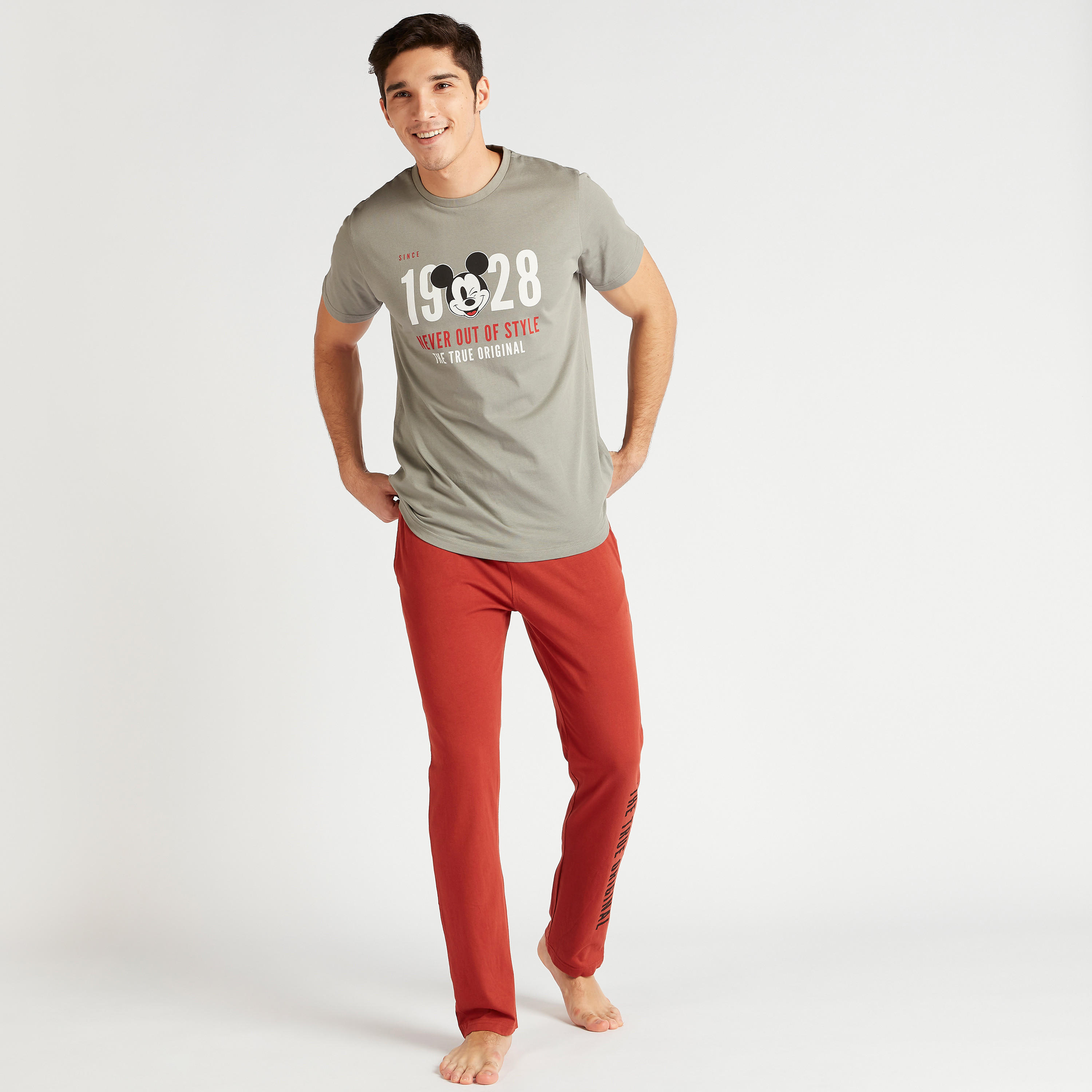 طقم بنطلون بيجاما وتيشيرت بطبعات ميكي ماوس-men-clothing-nightwear-sets-image-3