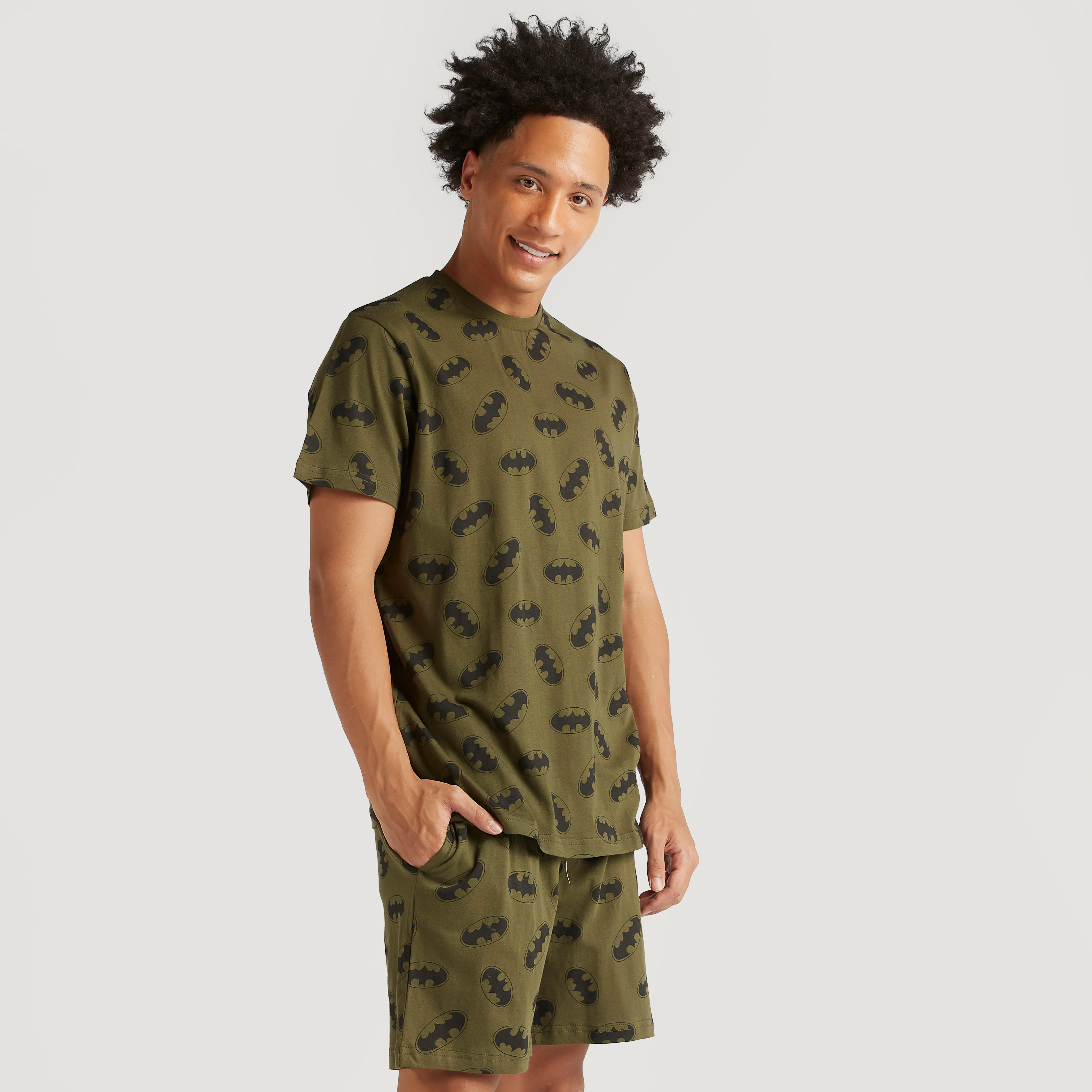 طقم شورت وتيشيرت بياقة مستديرة وطبعات باتمان-men-clothing-nightwear-sets-image-1